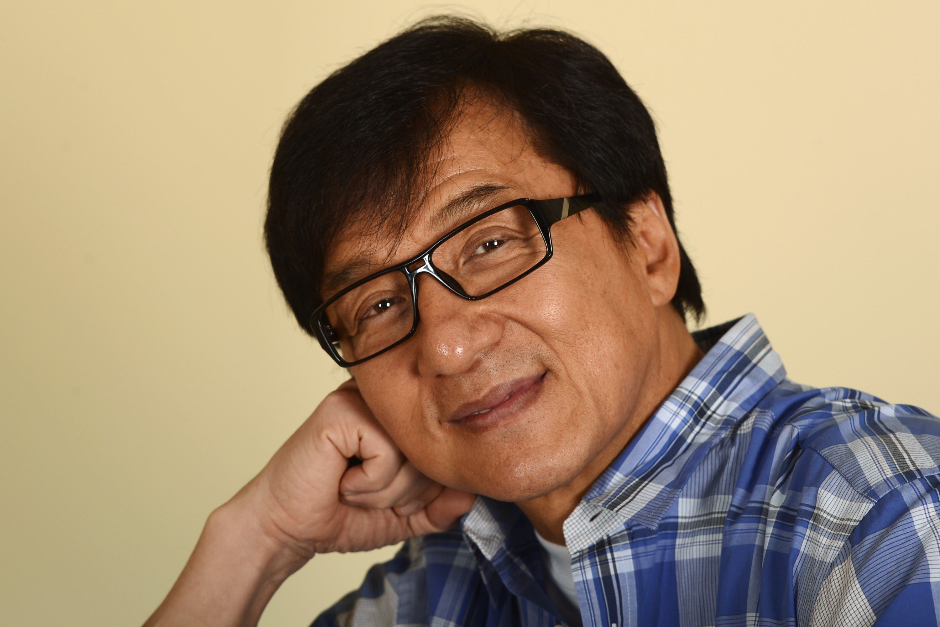 pose, glasses, Jackie Chan, actor, 2K, smile, look, HD Wallpaper