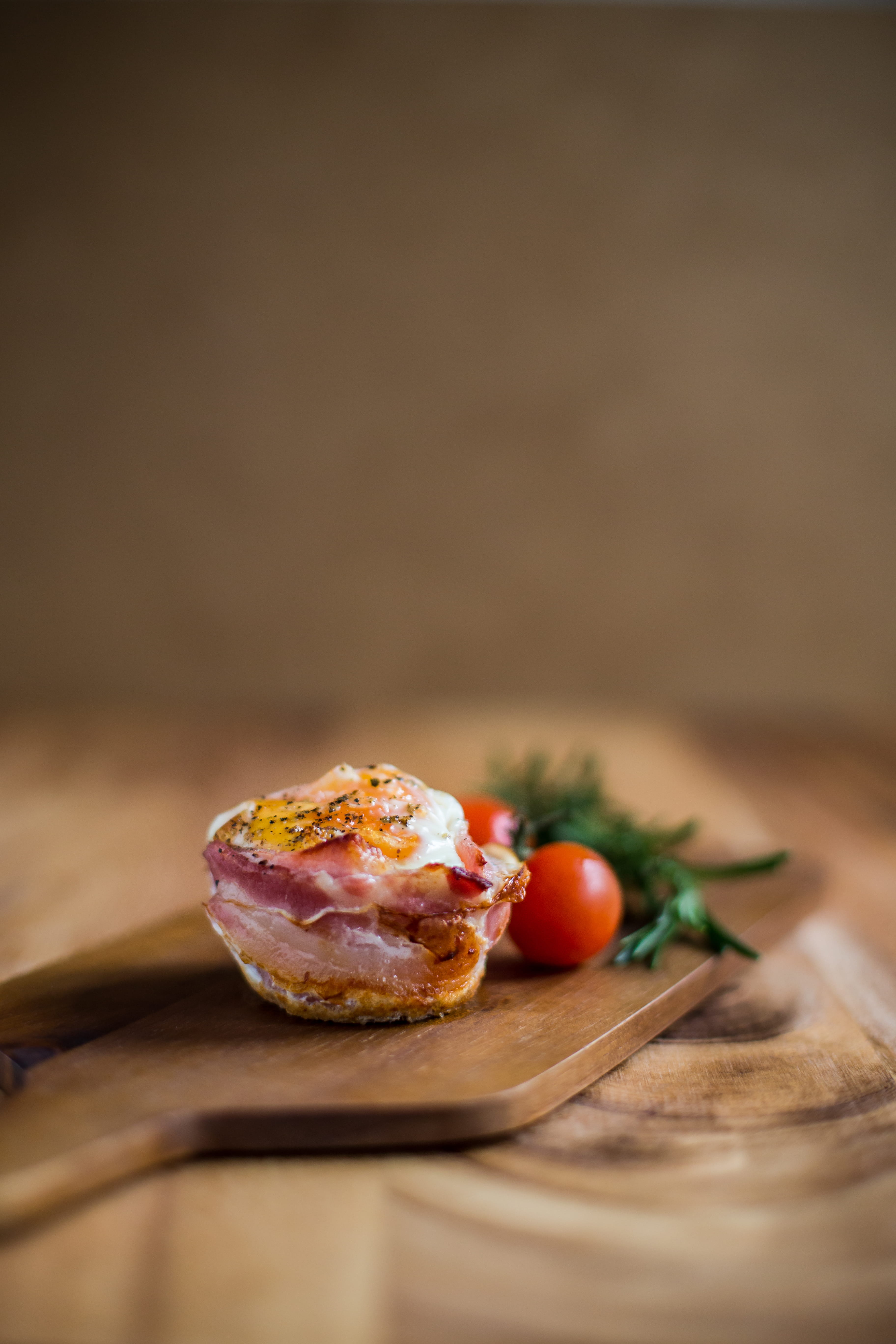 healthy eating, wellbeing, herb, bacon, italian food, egg, ready-to-eat, cutting board, freshness, eggs, dish, selective focus, close-up, fruit, wood - material, Phone HD Wallpaper