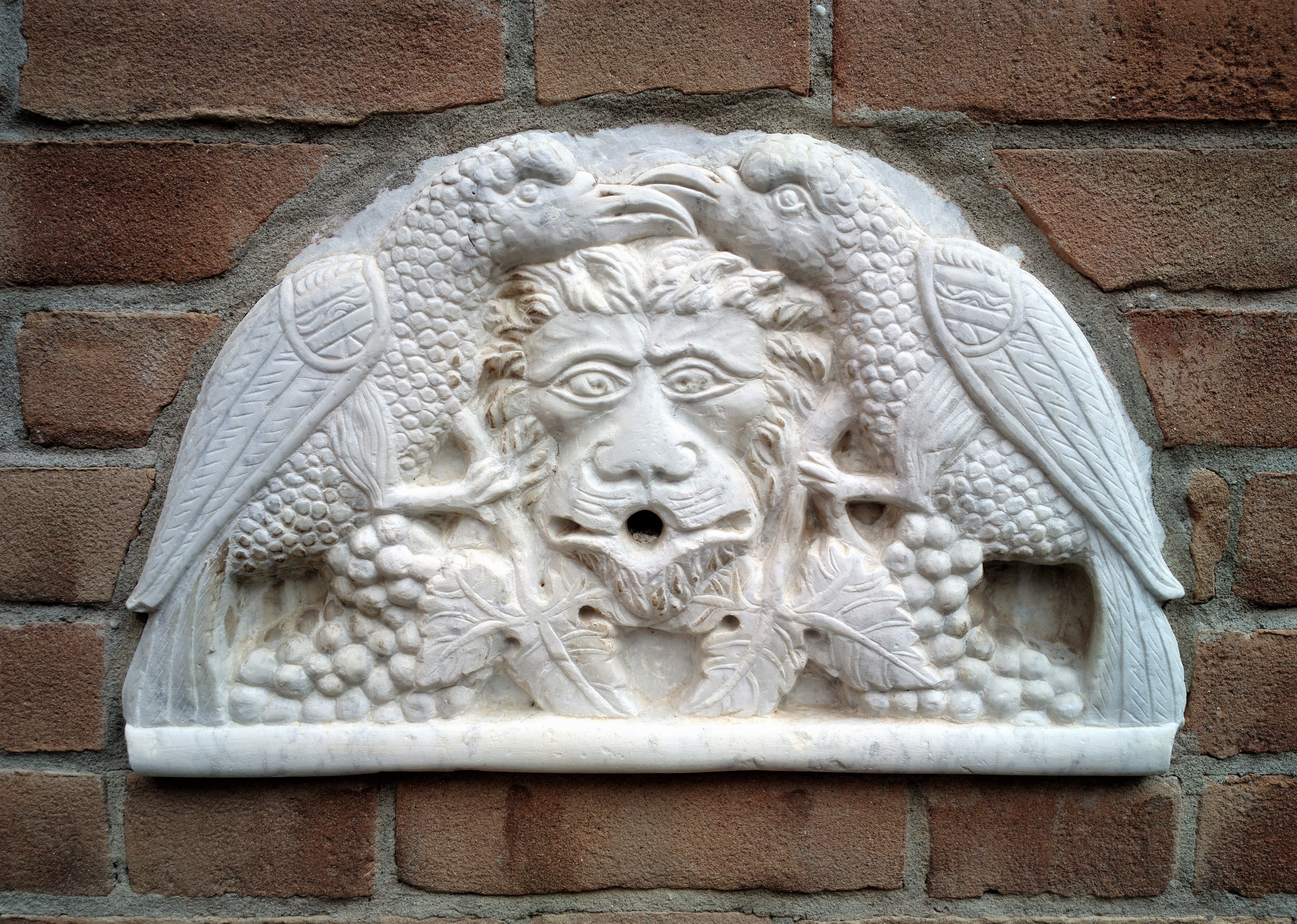 carving - craft product, old, architecture, structure, religion, creativity, statue, eagles, symbolism, outdoor, lion, italy, belief, stone wall, exterior visualisation, HD Wallpaper