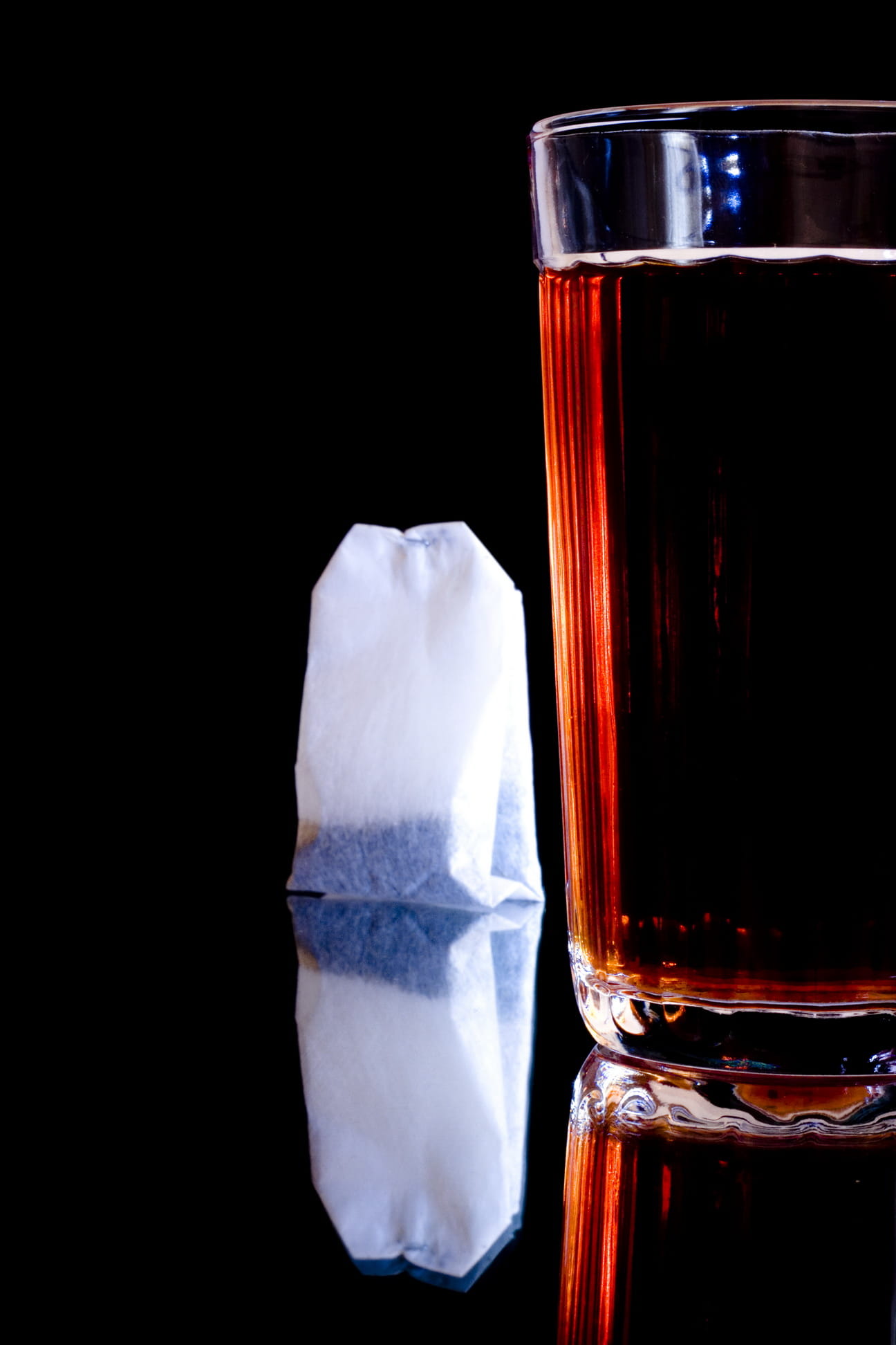 household equipment, alcohol, kitchen, refreshment, glass - material, drinking glass, no people, black, red wine, water, reflection, studio shot, dark, Phone HD Wallpaper
