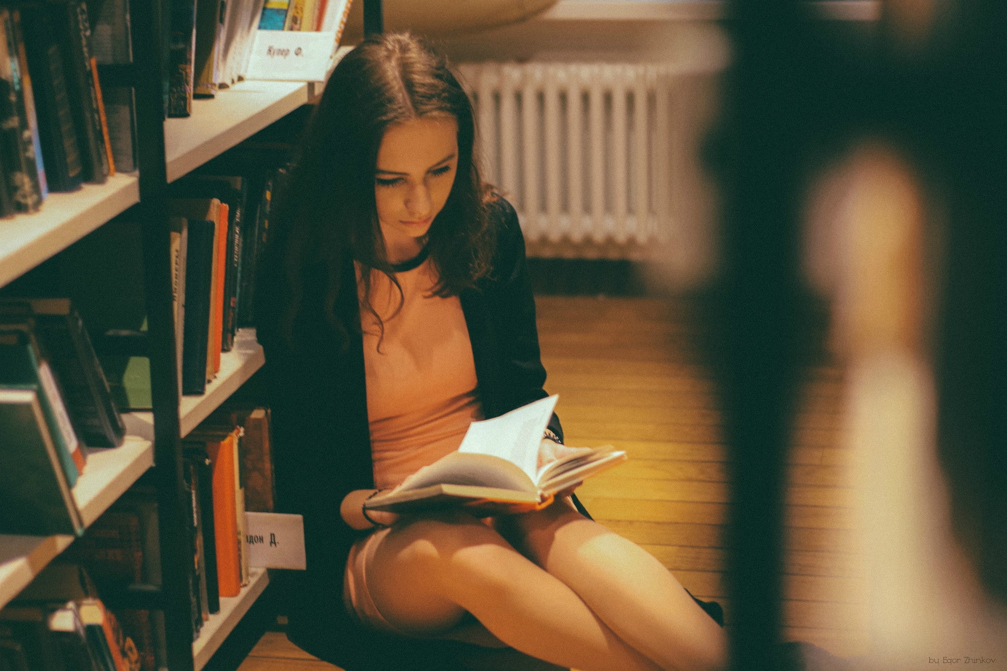 adult, hairstyle, women, 1080P, sitting, learning, book, teenager, shelf, publication, reading, young adult, beautiful woman, literature, student, bookshelf, HD Wallpaper