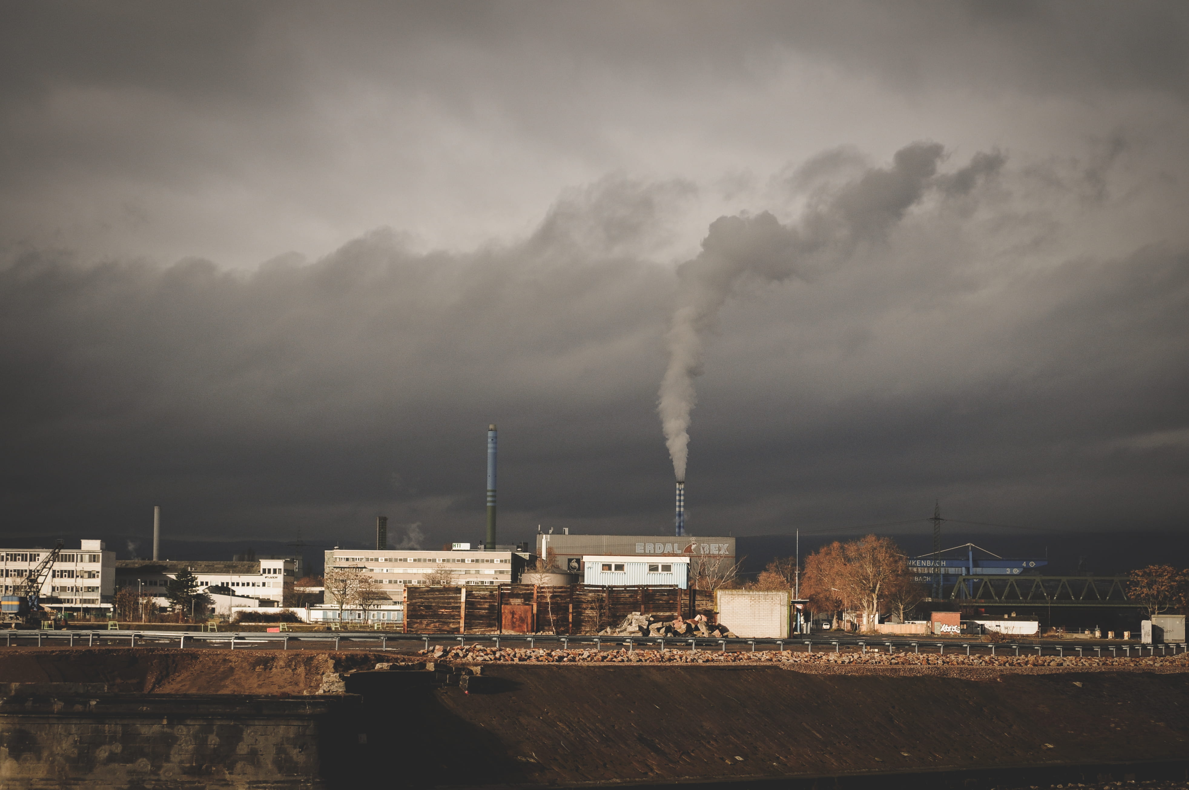 industrial district, smoke, environment, clouds, emitting, 4K, water, architecture, smoke - physical structure, built structure, overcast, cityscape, fumes, HD Wallpaper
