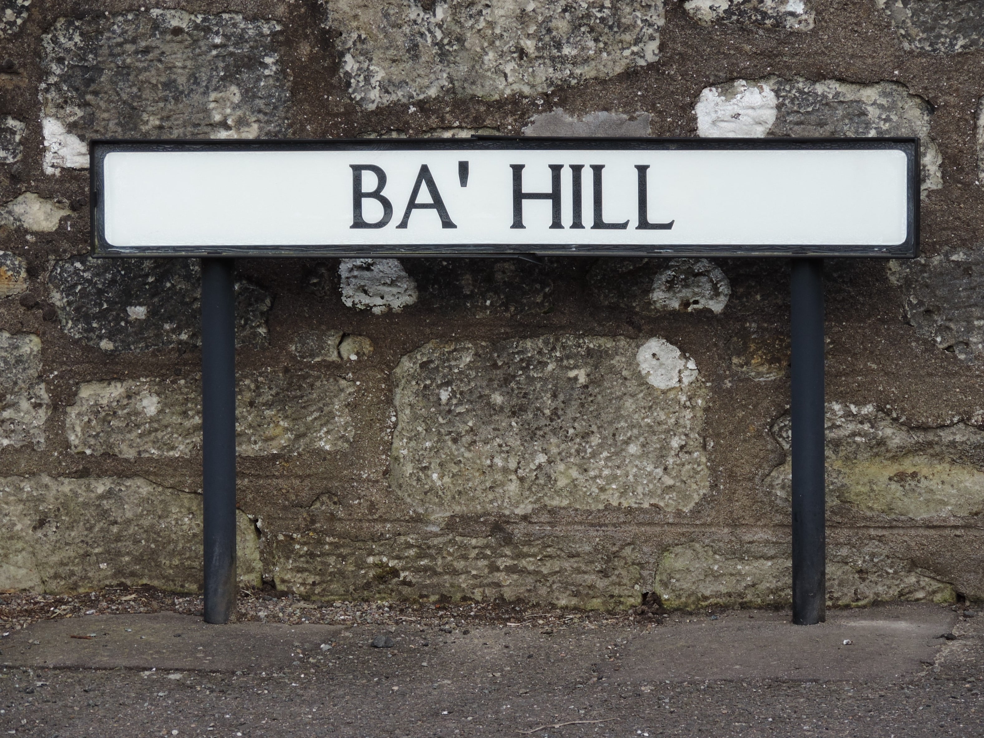 built structure, text, rural, wall - building feature, day, road Sign, information, hill, street, kinross, communication, information sign, western script, HD Wallpaper