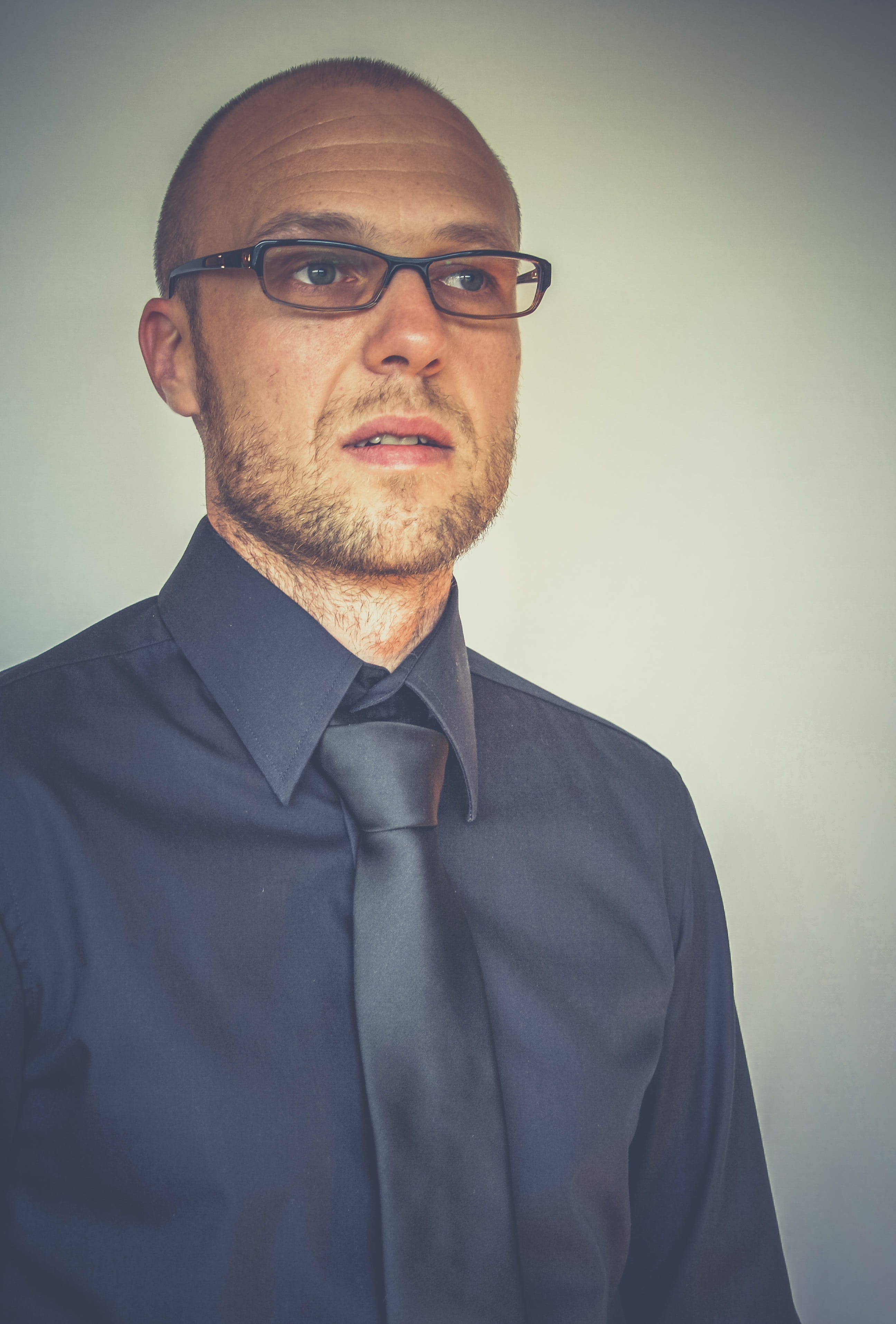suit, lead, economy, formalwear, target, career, 2K, finance, beard, one person, office, success, well-dressed, tie, males, menswear, business person, Phone HD Wallpaper