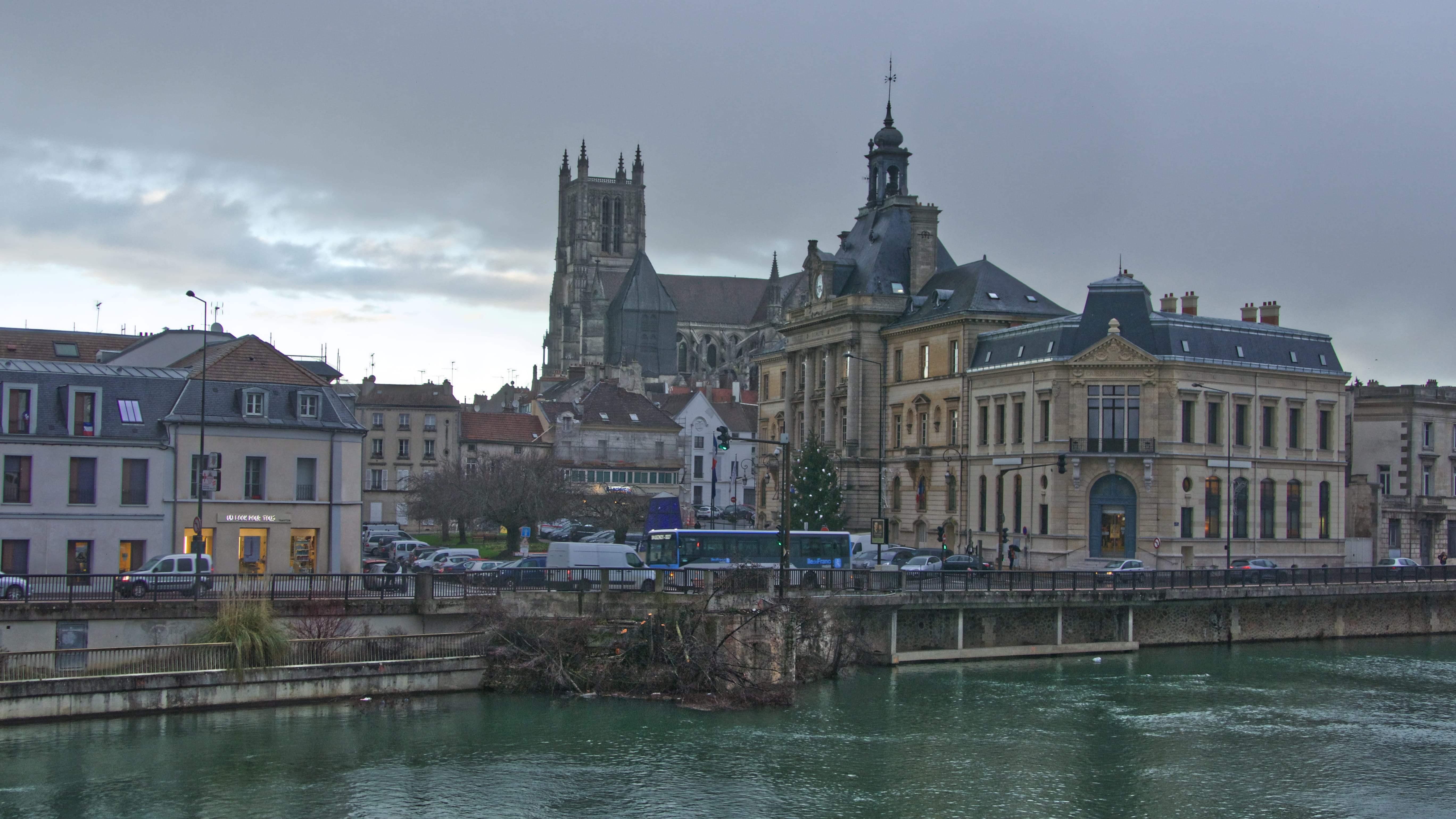 residential district, meaux, cloud - sky, travel destinations, metropolis, urban, no people, pont sur la marne, religion, france, town, built structure, HD Wallpaper