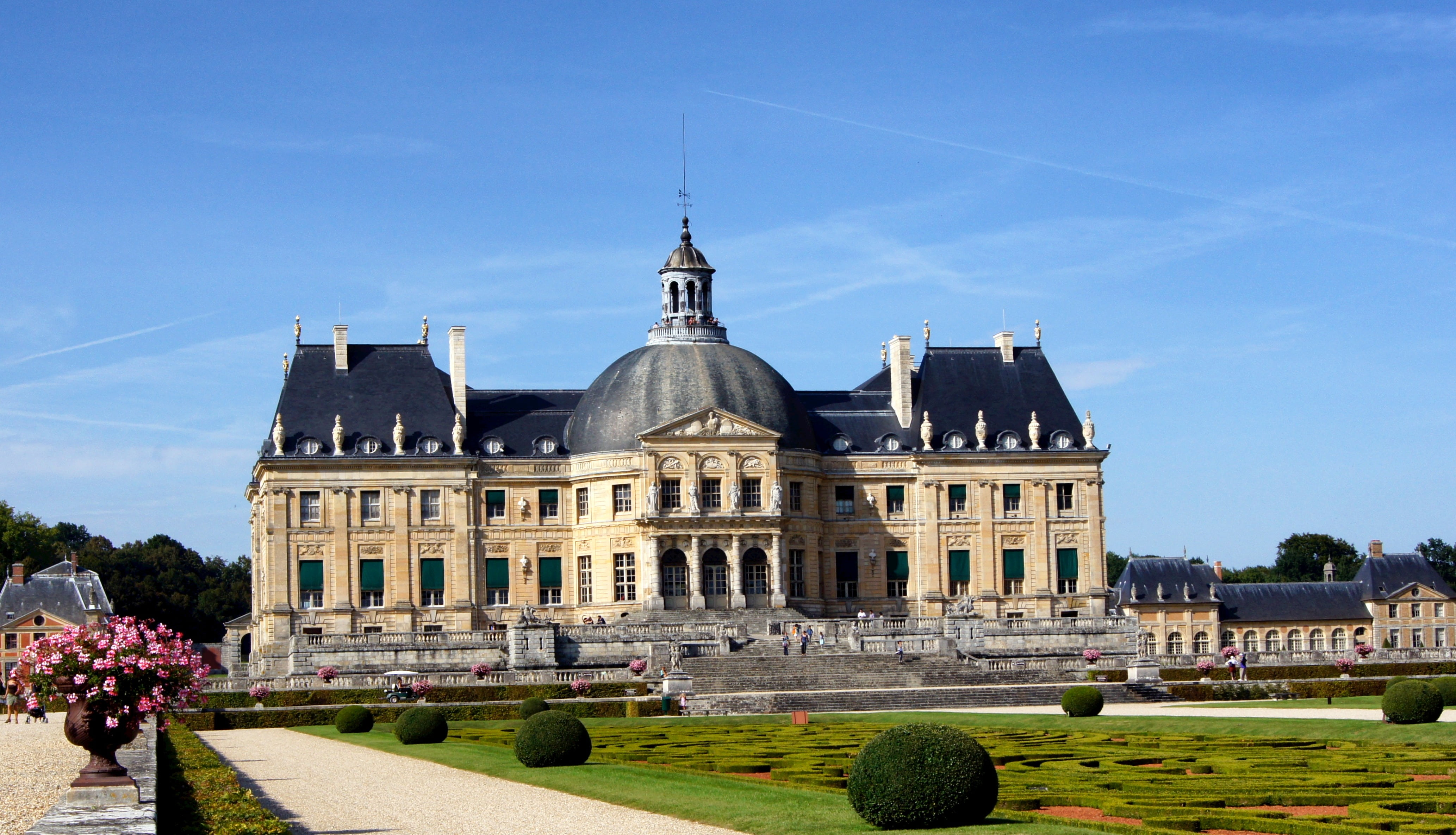 built structure, estate, travel, spire, nature, city, building, landmark, mansion, incidental people, history, palace, building exterior, destinations, HD Wallpaper