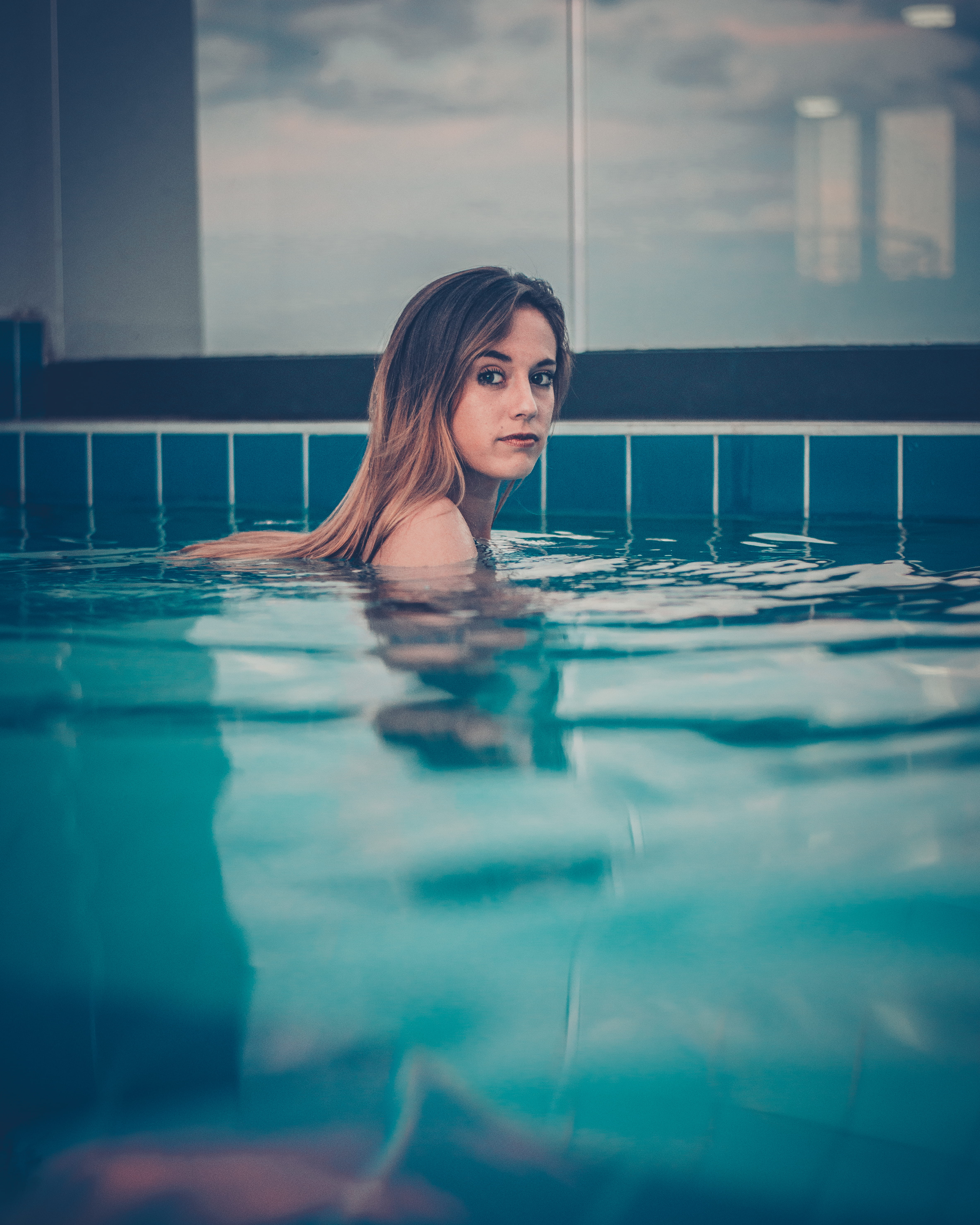 portrait, luxury, young women, adult, swimming pool, 5K, dug-out pool, beautiful woman, leisure activity, hairstyle, pool, person, beauty, real people, Phone HD Wallpaper