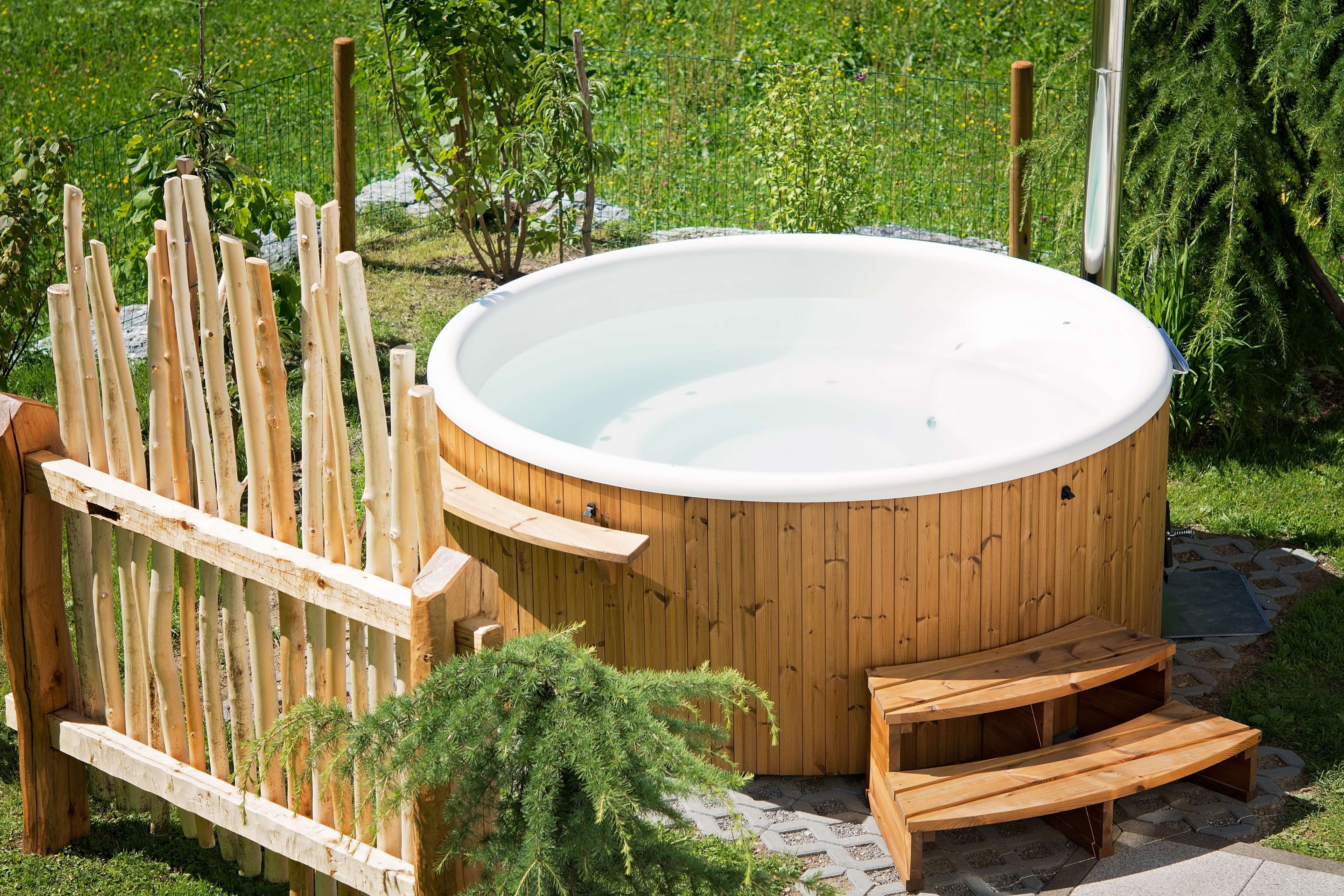 no people, outdoors, seat, day, tree, railing, green color, water, 4K, land, growth, nature, wooden, wood - material, bathtub, table, hot tub, fence, grass, HD Wallpaper