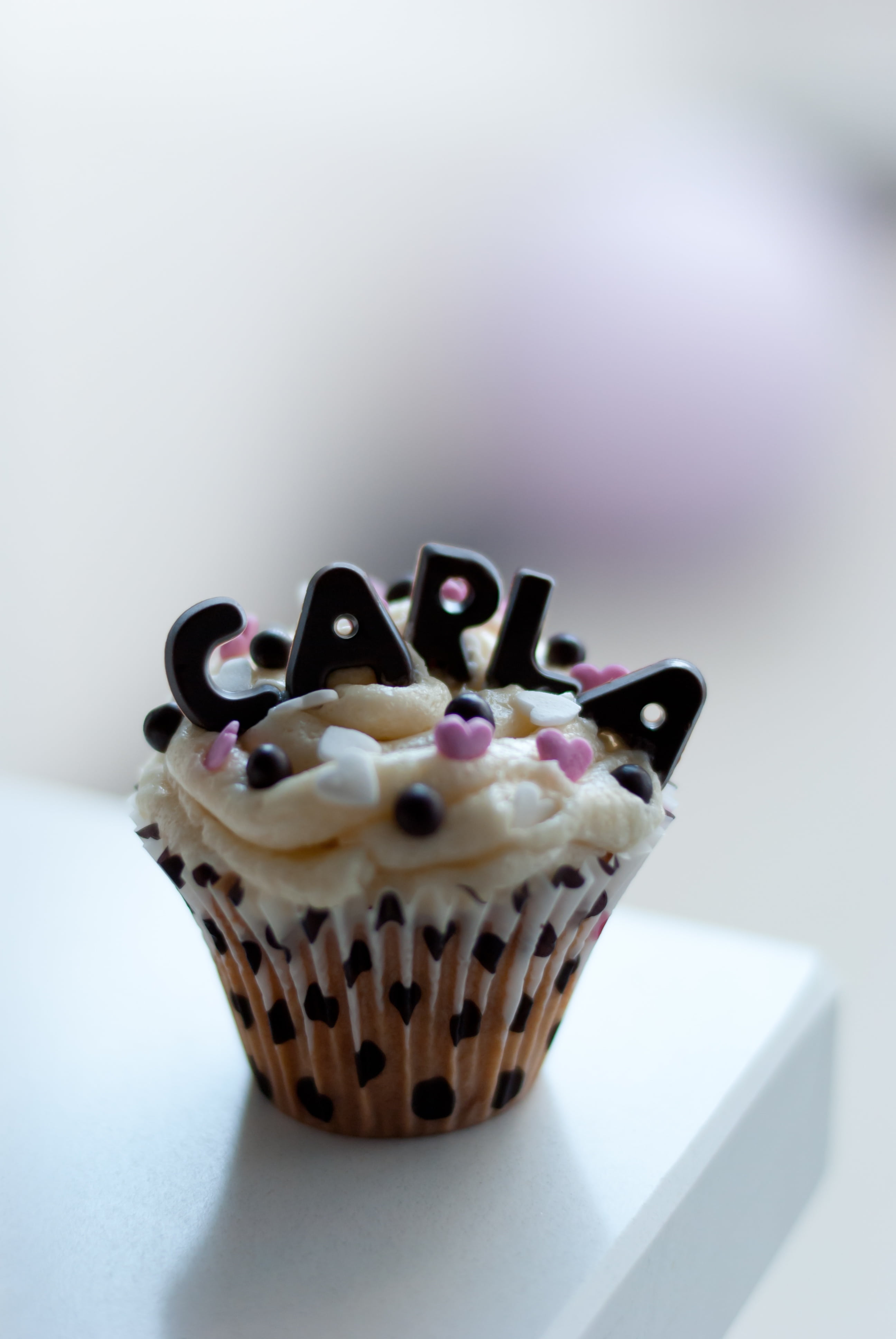 jaraque, studio shot, unhealthy eating, no people, snack, indulgence, sweet, food, cake, 4K, still life, dessert, cupcake holder, cupcake, sweet food, Phone HD Wallpaper