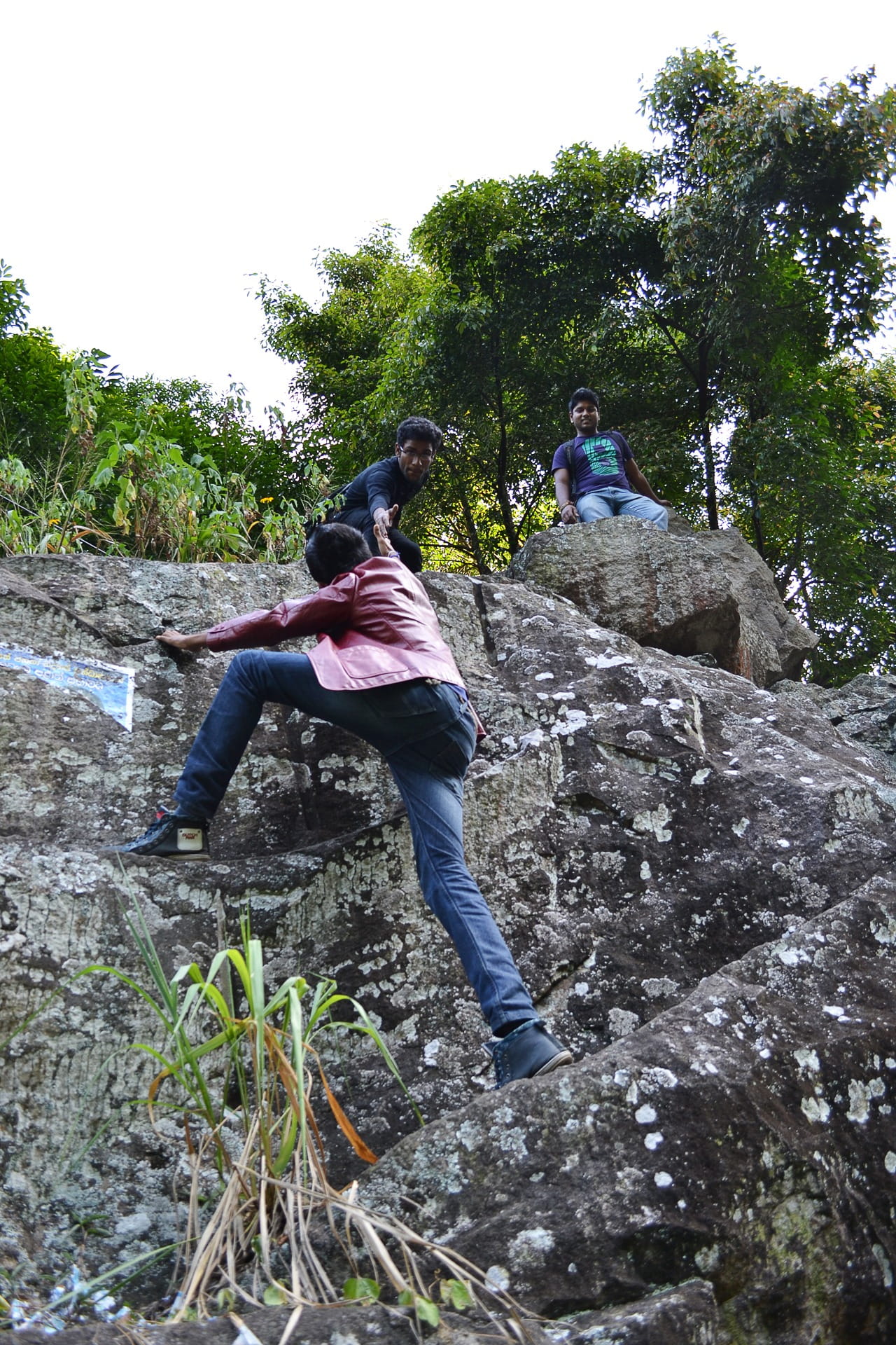 growth, ceylon, holiday, leisure activity, kadugannawa, men, 1080P, women, climbing, hike, casual clothing, solid, real people, jeans, Friends, people, Phone HD Wallpaper