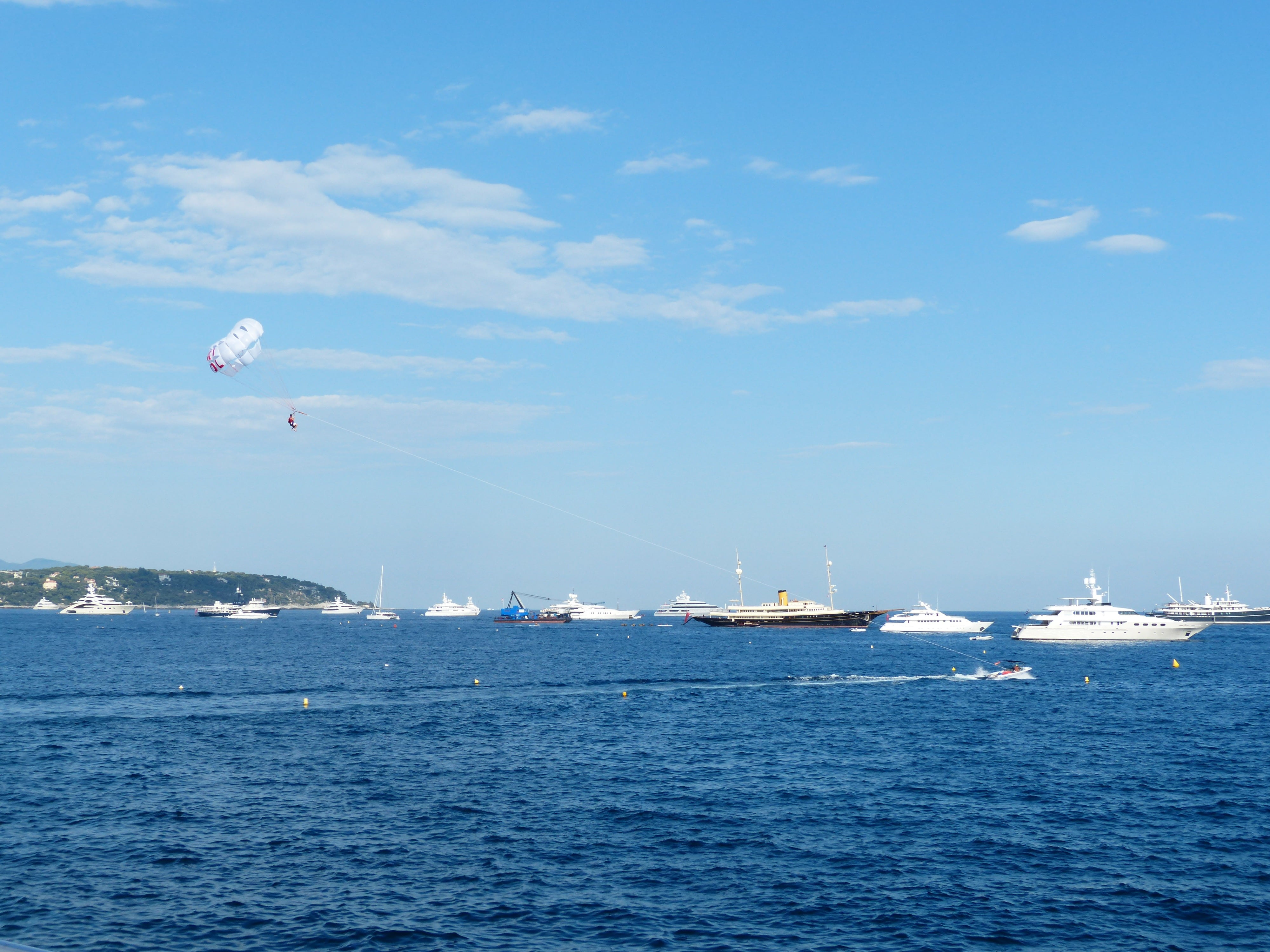 waterfront, sport, ships, 4K, sky, flying, pair, daytime, paragliding, birds eye view, tranquil scene, day, airy, outdoors, water sports, high, controllable parachuting, HD Wallpaper