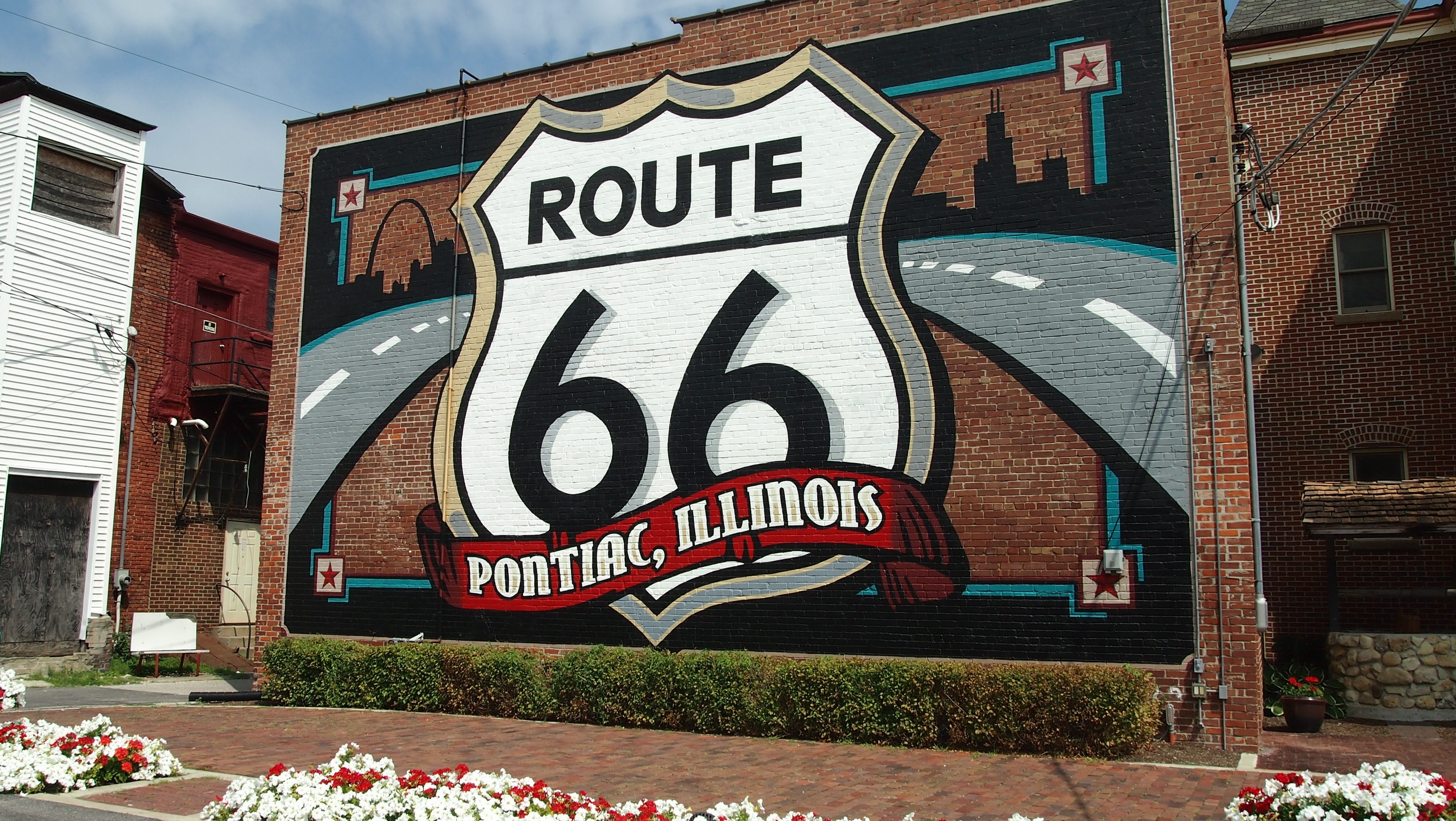 building exterior, city, brick, communication, text, no people, outdoors, wall - building feature, Illinois, western script, multi colored, day, art and craft, HD Wallpaper