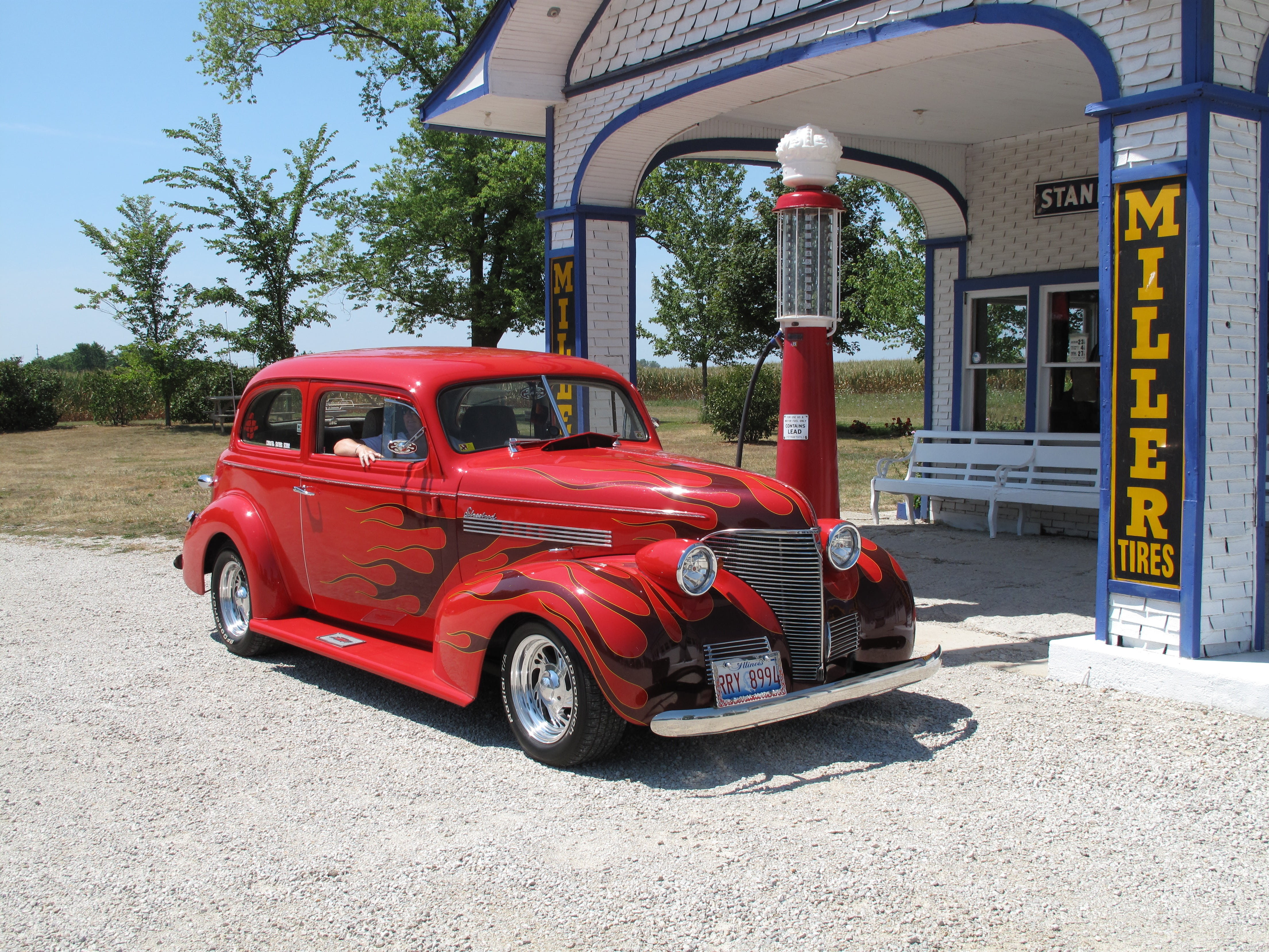 sunlight, land vehicle, gas, travel, pump, stationary, no people, route 66, car, motor vehicle, coupe, tree, chicago, plant, hardtop, day, building exterior, HD Wallpaper
