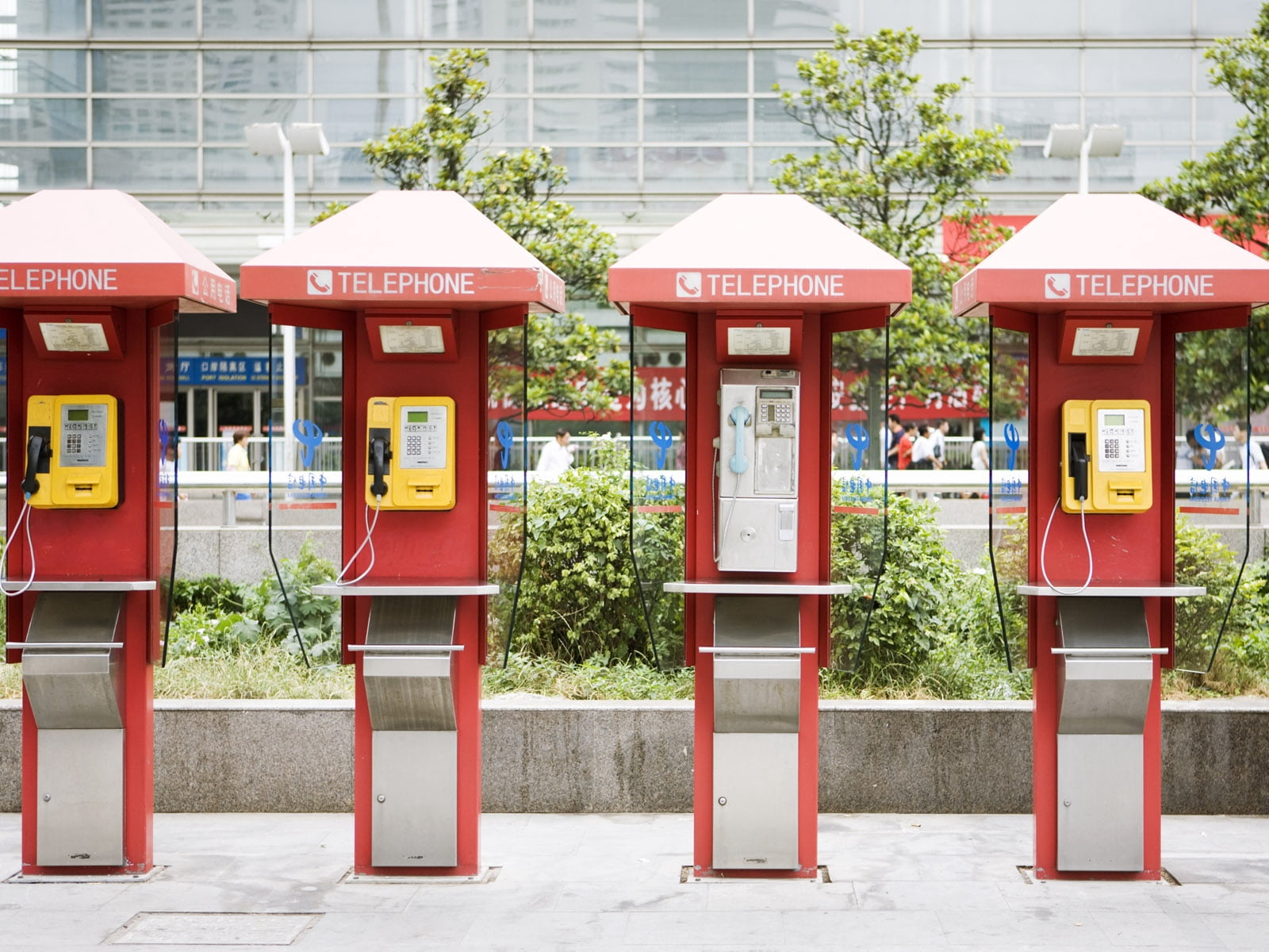 glass - material, footpath, nature, no people, plant, telephones, outdoors, red, side by side, 720P, telephone, city, day, booths, tree, telephone booth, HD Wallpaper