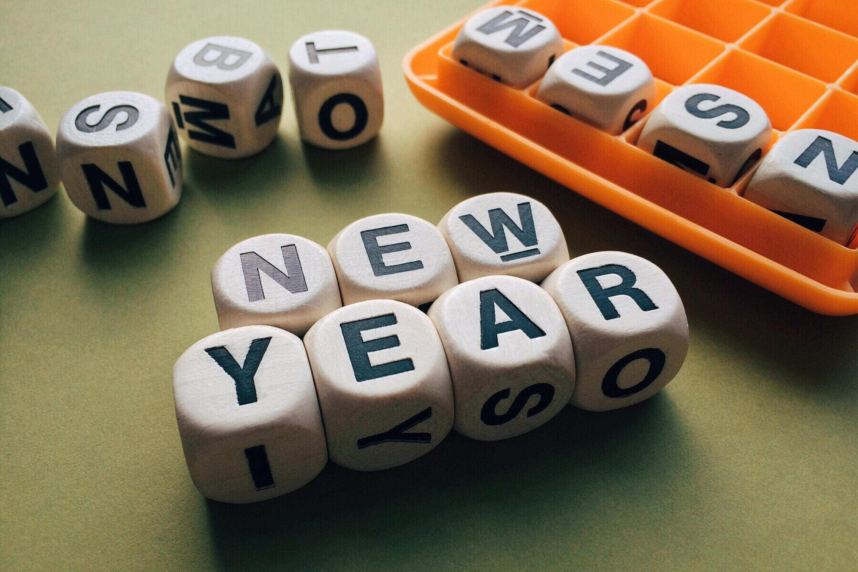 financial figures, high angle view, text, no people, toy, New Year, studio shot, dice, group, colored background, communication, western script, Boggle, HD Wallpaper
