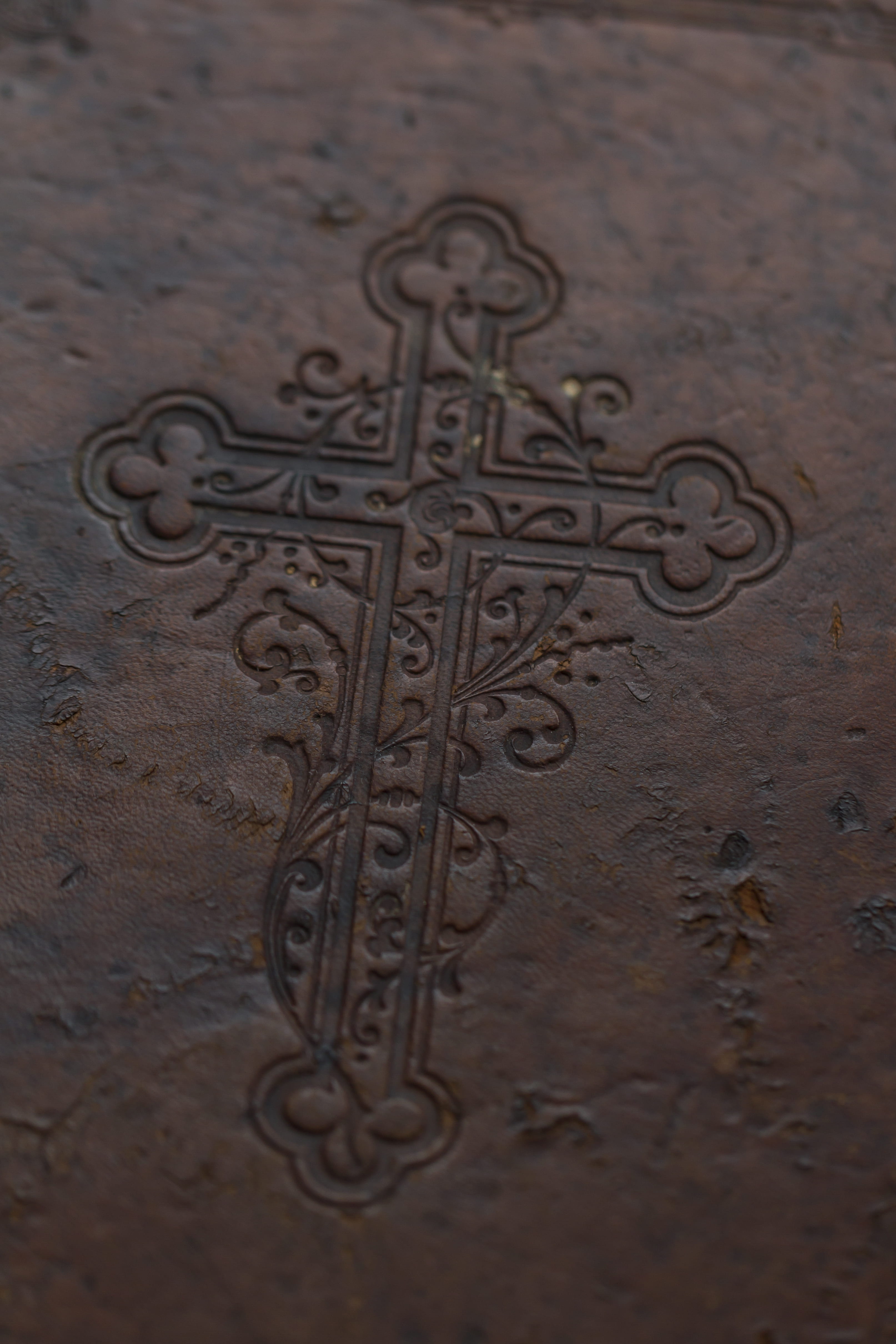 ornate, rusty, communication, safety, good book, no people, duat jacket, craft, entrance, 4K, door, bible, full frame, testaments, art and craft, backgrounds, Phone HD Wallpaper