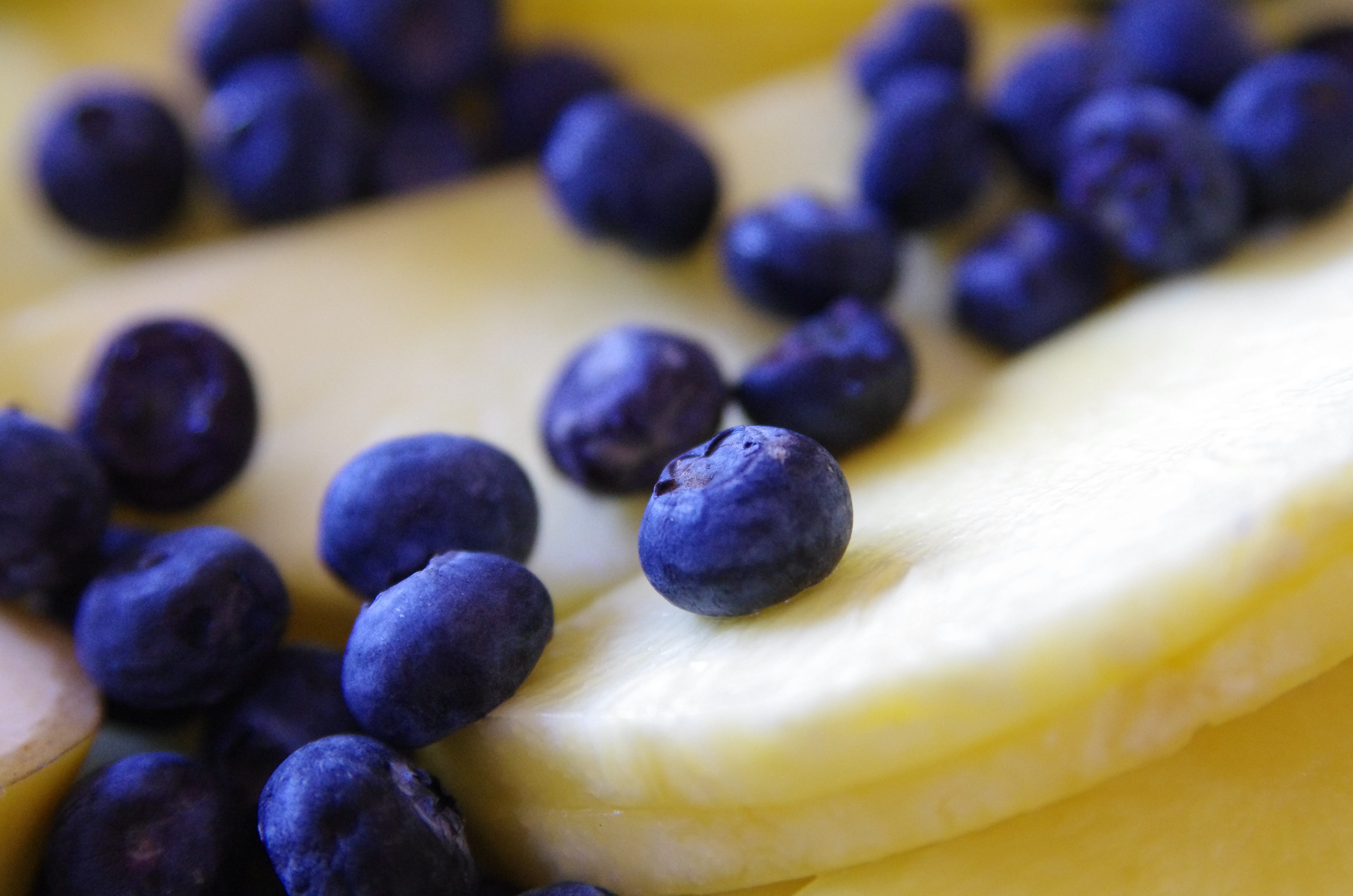 wellbeing, freshness, fresh, berries, raisin, selective focus, no people, food and drink, blueberries, indoors, dietary fiber, berry fruit, blueberry, snack, HD Wallpaper