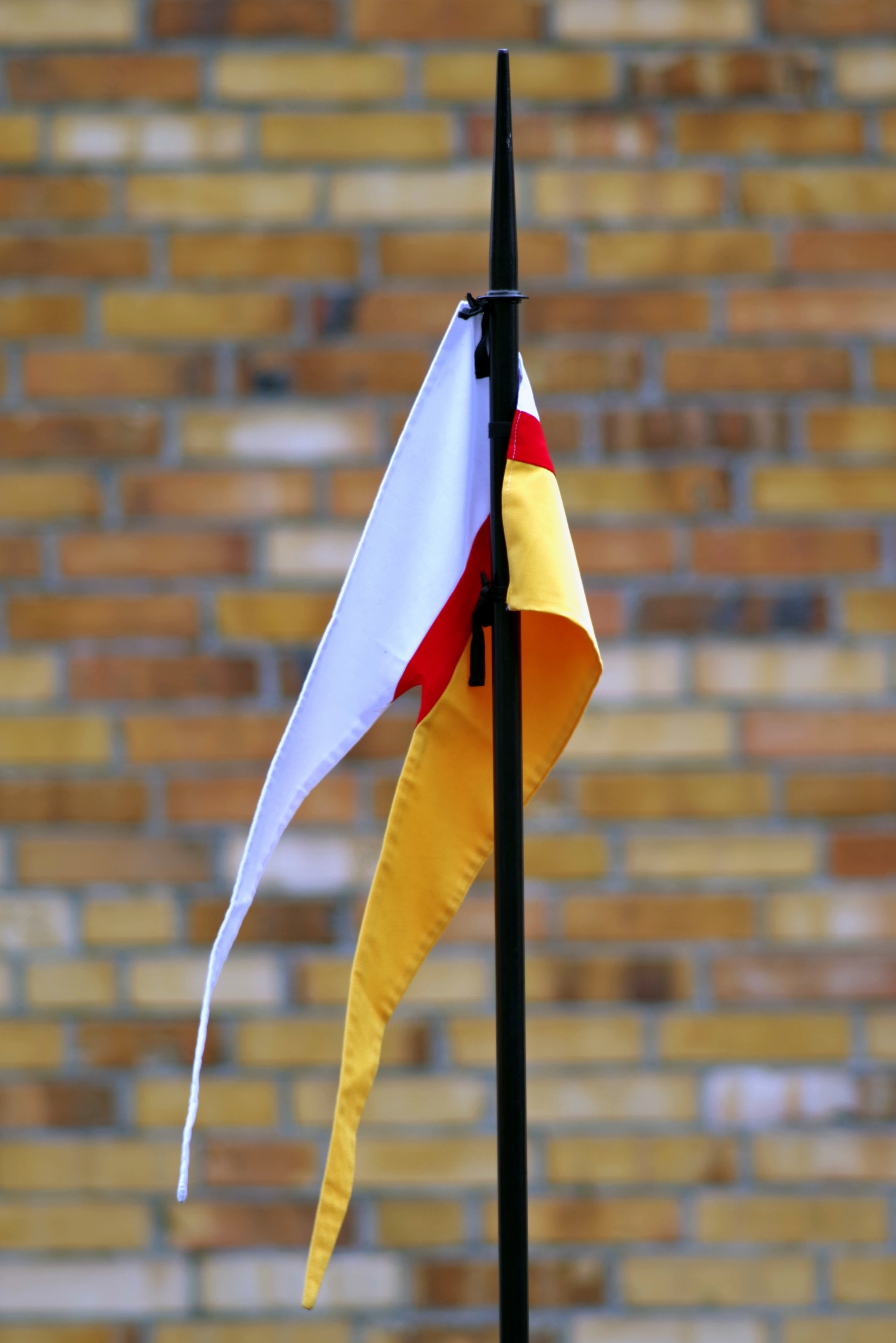 4K, wall - building feature, brick wall, outdoors, white, yellow, hanging, brick, day, pennant, flag, white color, cavalry, close-up, built structure, Phone HD Wallpaper