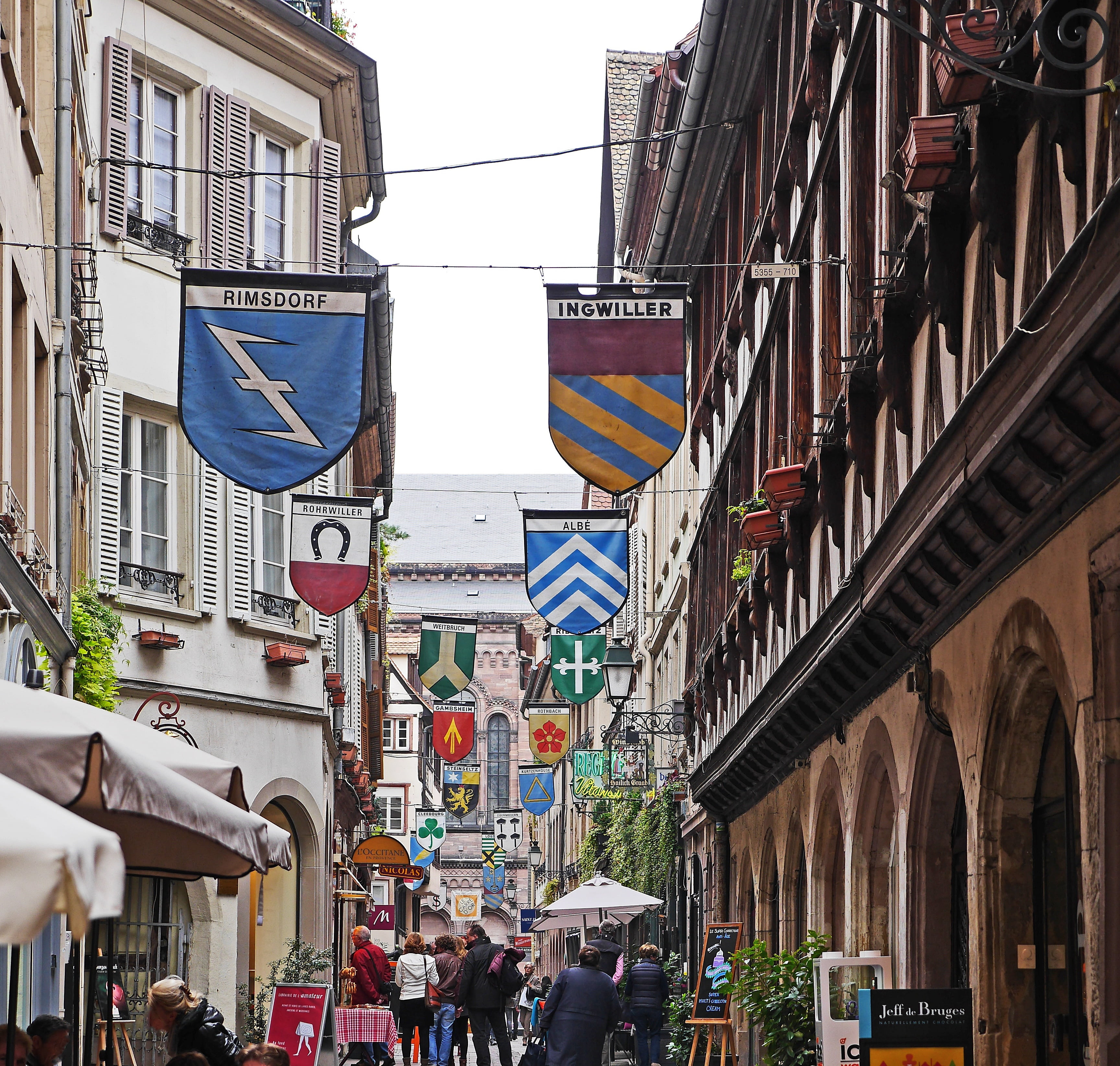 sort of wine, ornately, cathedral square, people, strasbourg, 2K, alsace, building exterior, city, wine alley, flag, restaurants, adult, historically, HD Wallpaper