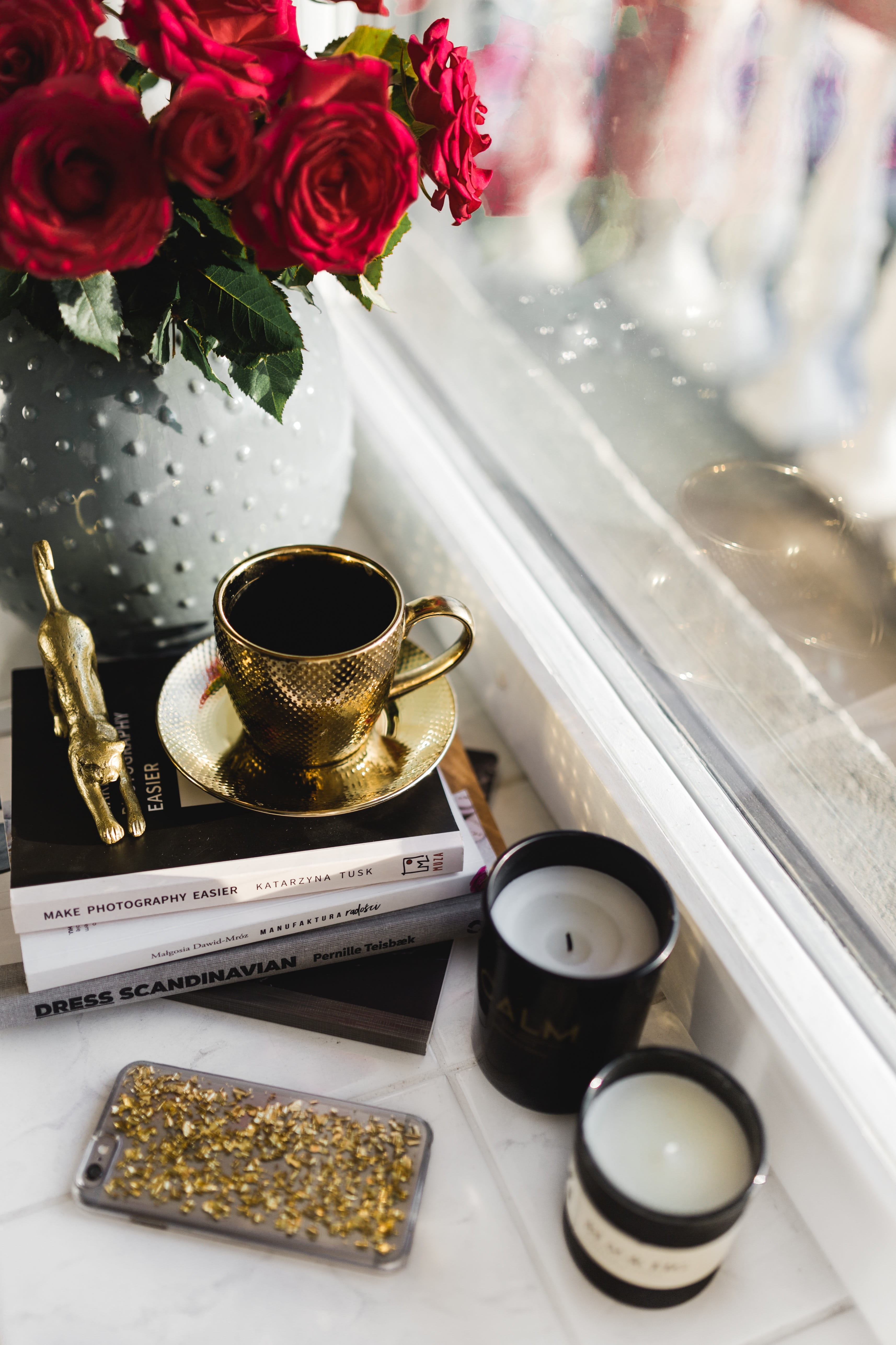 gold, tray, nature, table, books, coffee, decor, essentials, plant, beauty in nature, freshness, indoors, bouquet, tea cup, flower, flowers, candles, home decor, Phone HD Wallpaper