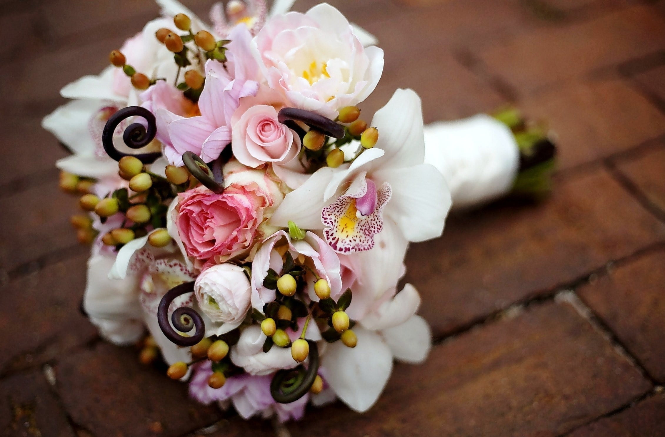 day, nature, beauty, no people, backgrounds, decoration, arrangement, roses, luxury, bouquet, flowering plant, petal, close-up, married, flower arrangement, HD Wallpaper