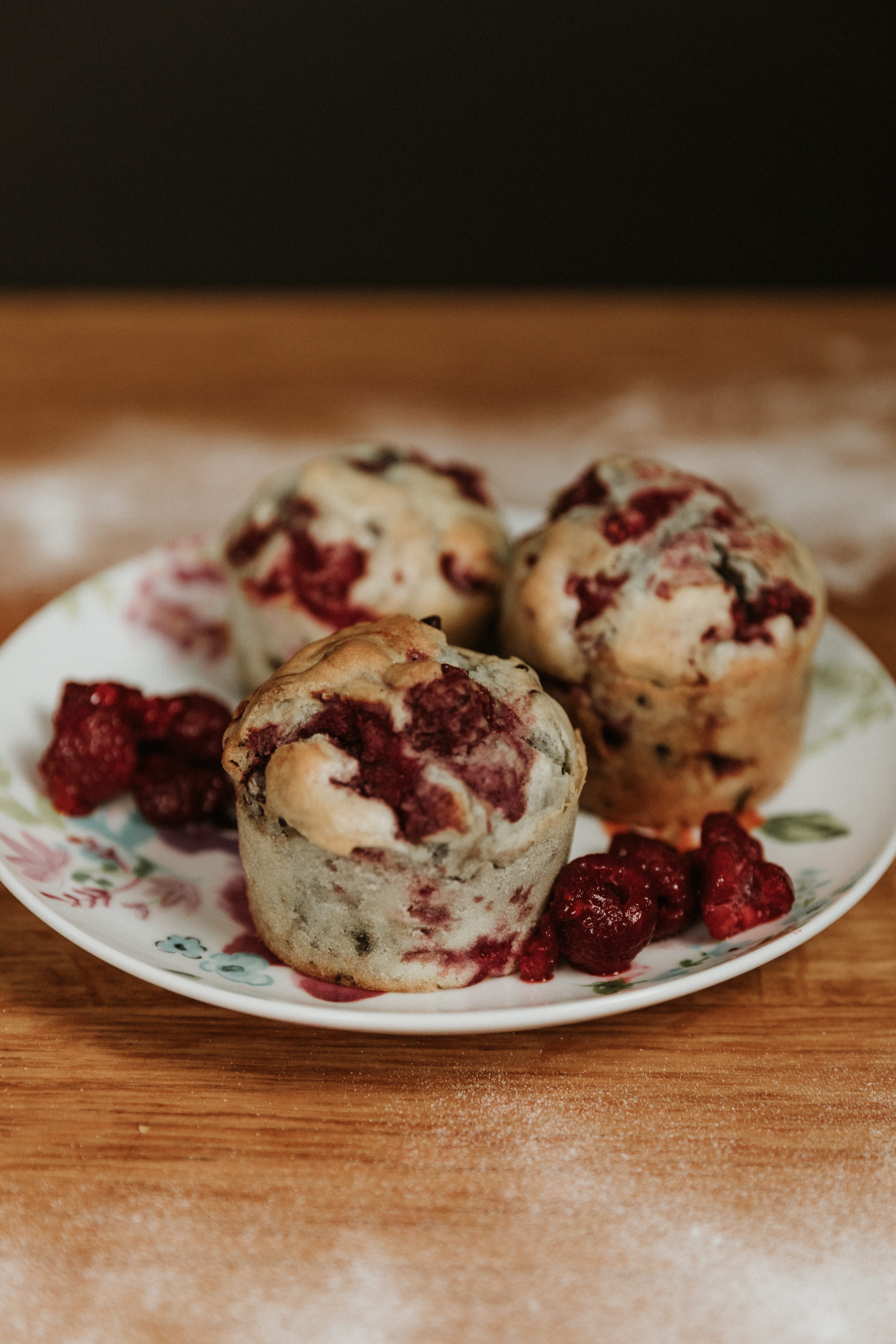 close-up, indulgence, white, healthy eating, fruit, freshness, table, no people, wellbeing, redberry, plate, sweet food, green, food, muffins, focus on foreground, Phone HD Wallpaper