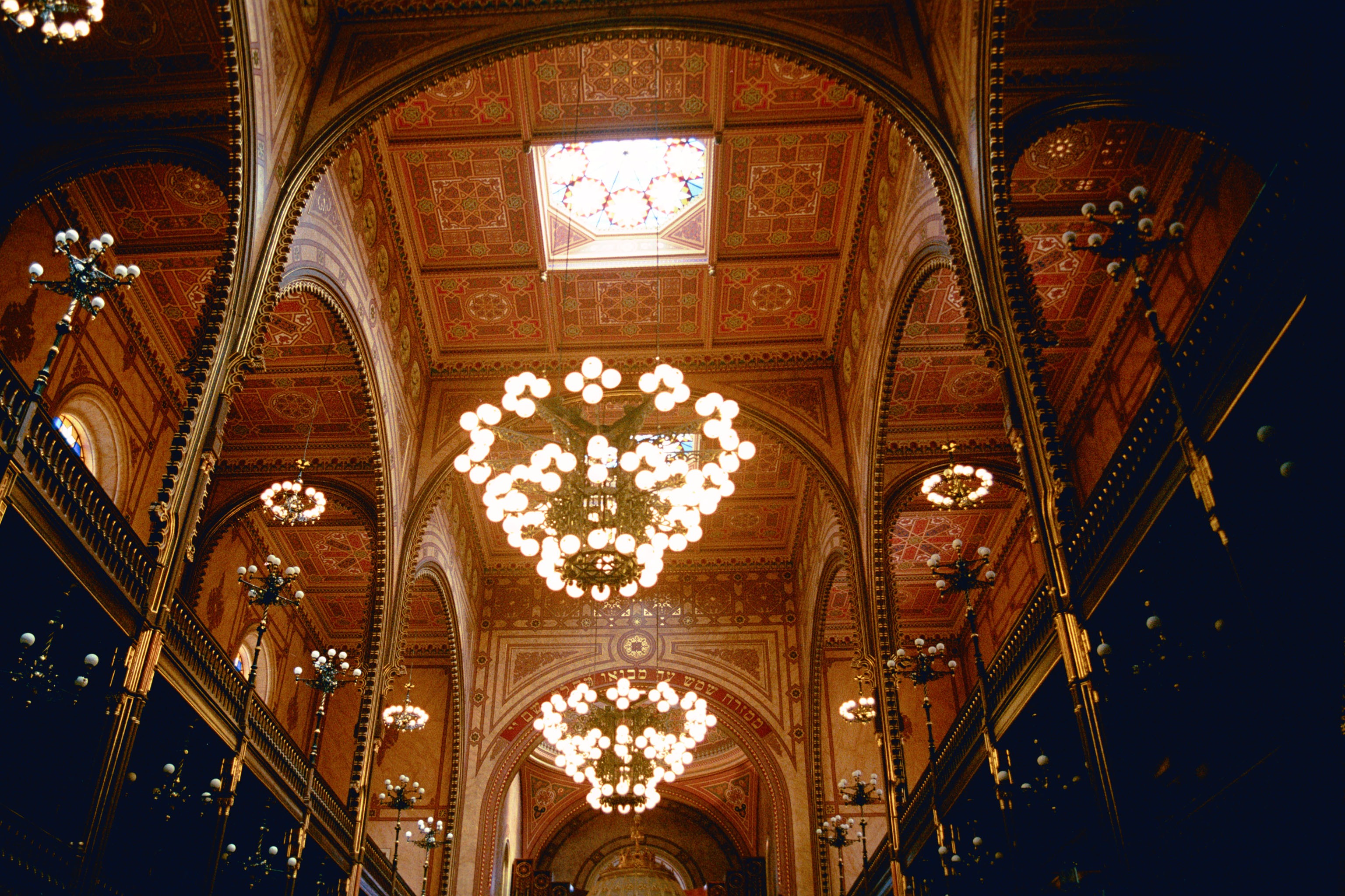 gotteshjaus, illuminated, meeting house, hebrew, no people, building, chandelier, decoration, ornate, arch, travel destinations, synagogue, 2K, low angle view, HD Wallpaper