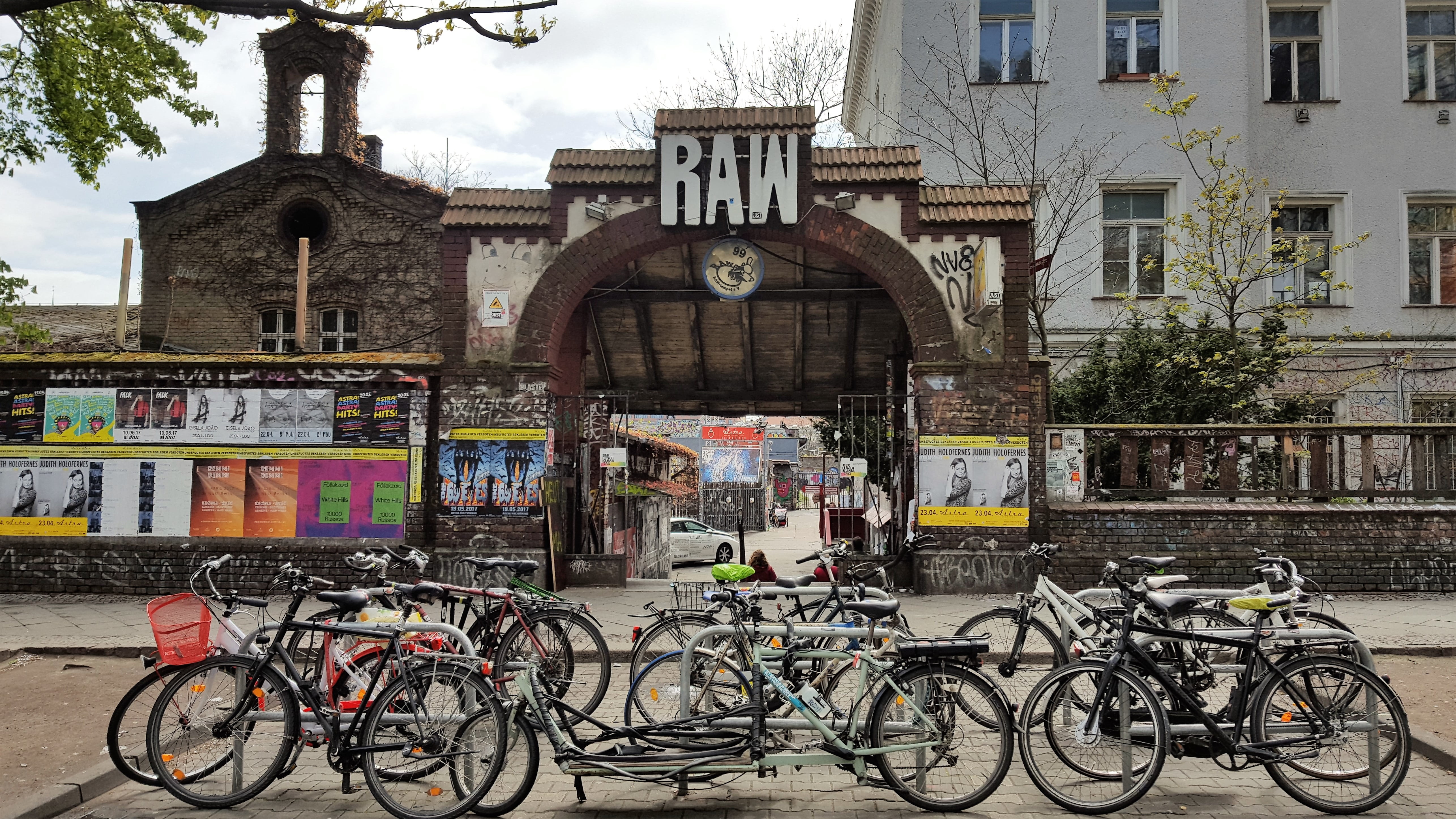 bicycle, vintage, grafitty, tree, built structure, city, architecture, mode of transportation, jumble sale, plant, land vehicle, street, day, store, outdoors, HD Wallpaper
