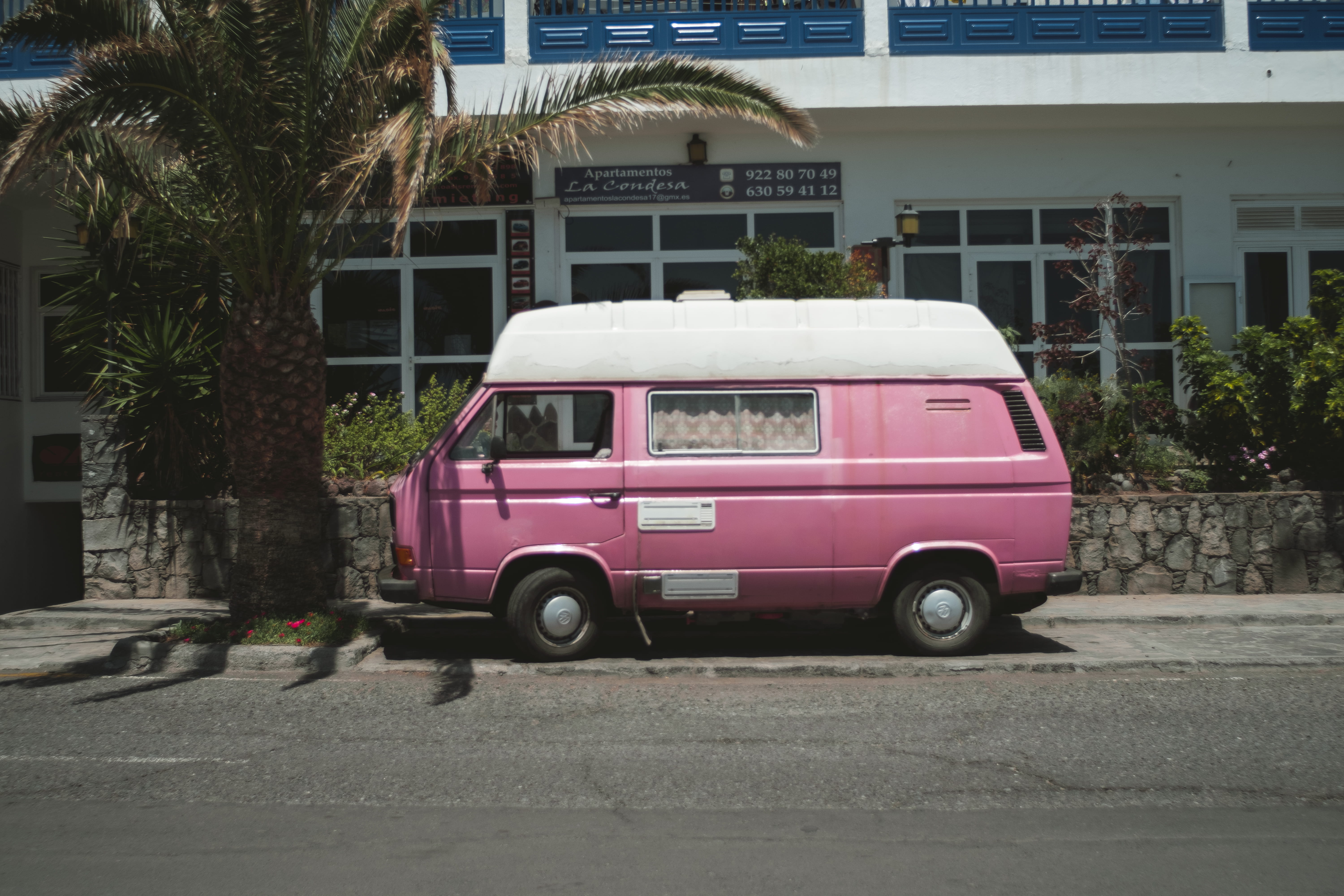 transportation, building, motor vehicle, architecture, mood, nature, car, white, house, van - vehicle, vw, small, parked, 5K, vintage, vintagelen, tree, HD Wallpaper