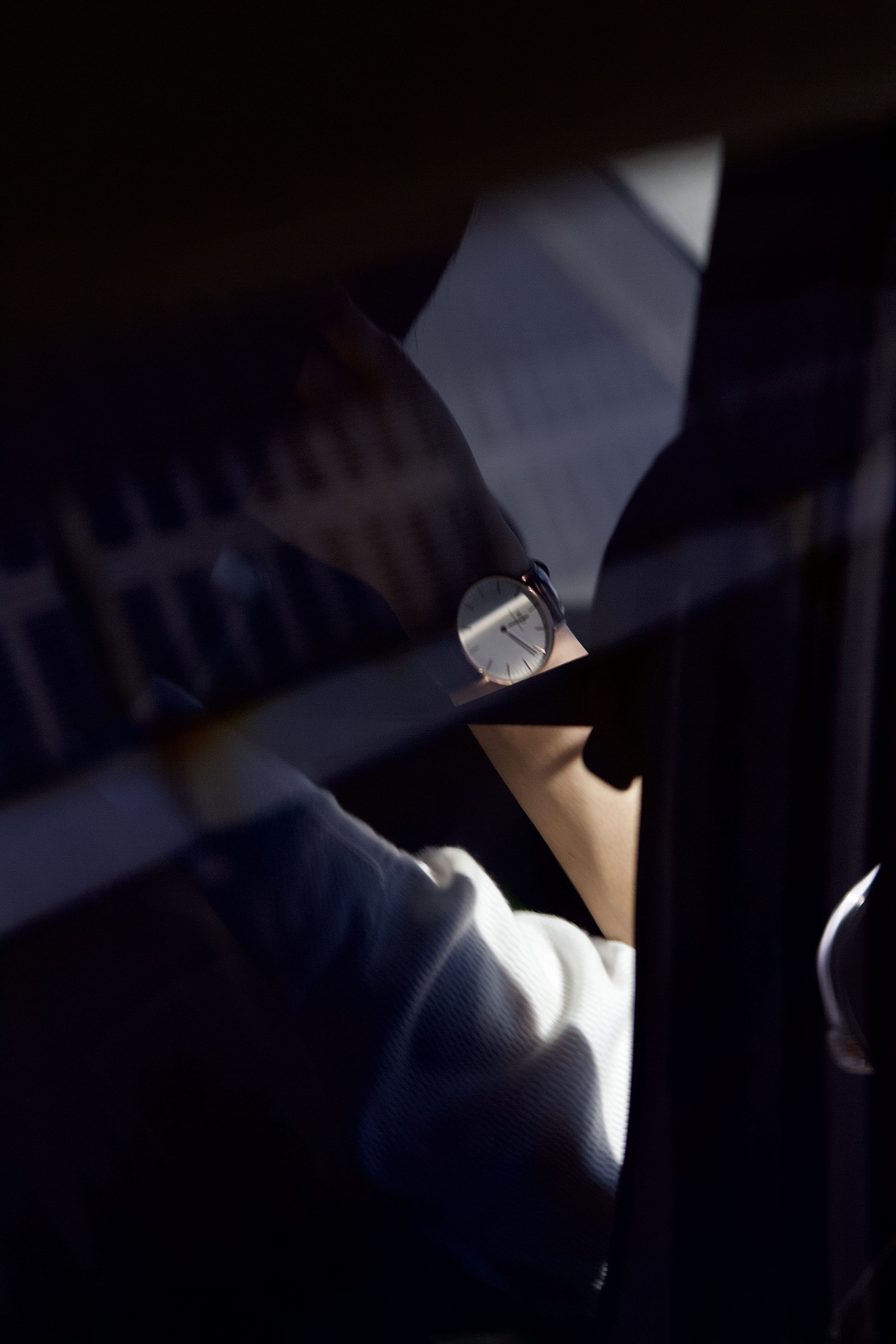 business, indoors, car mirror, luxury, banister, formalwear, car wheel, day, finger, electronics, hakata ward, clothing, hand, human body part, fukuoka, Phone HD Wallpaper