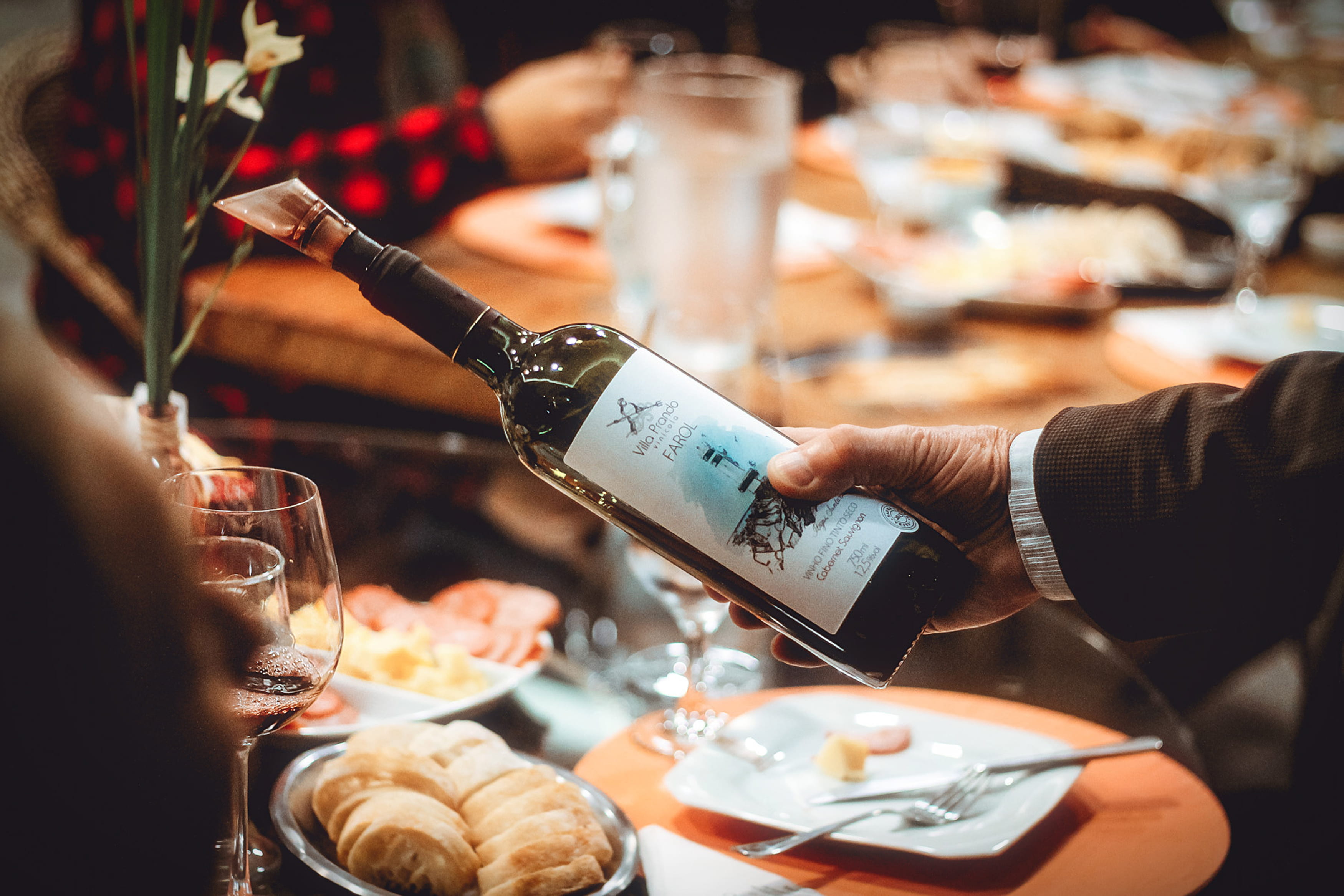 dinner, brazil, meal, relax, jacket, person, jantar, company, glass, eat, table, adult, food, 2K, pouring, human hand, serving food and drinks, man, vinicola, HD Wallpaper