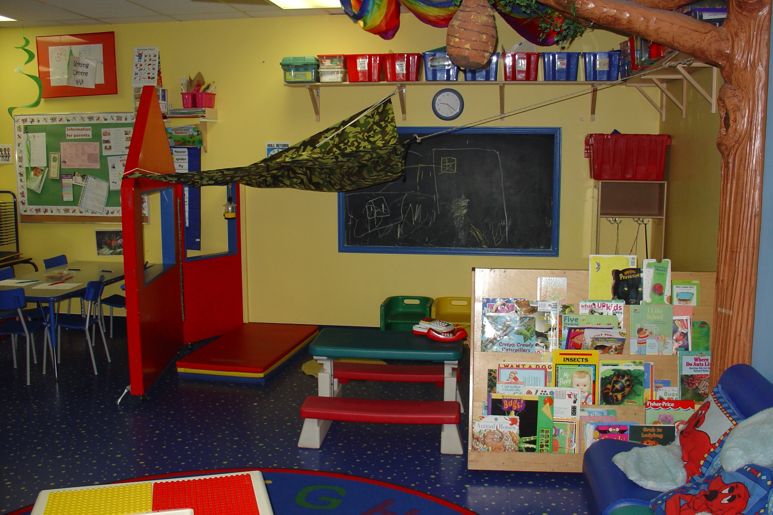 built structure, room, wall - building feature, chair, arrangement, creativity, kindergarden, seat, multi colored, furniture, tables, large group of objects, HD Wallpaper