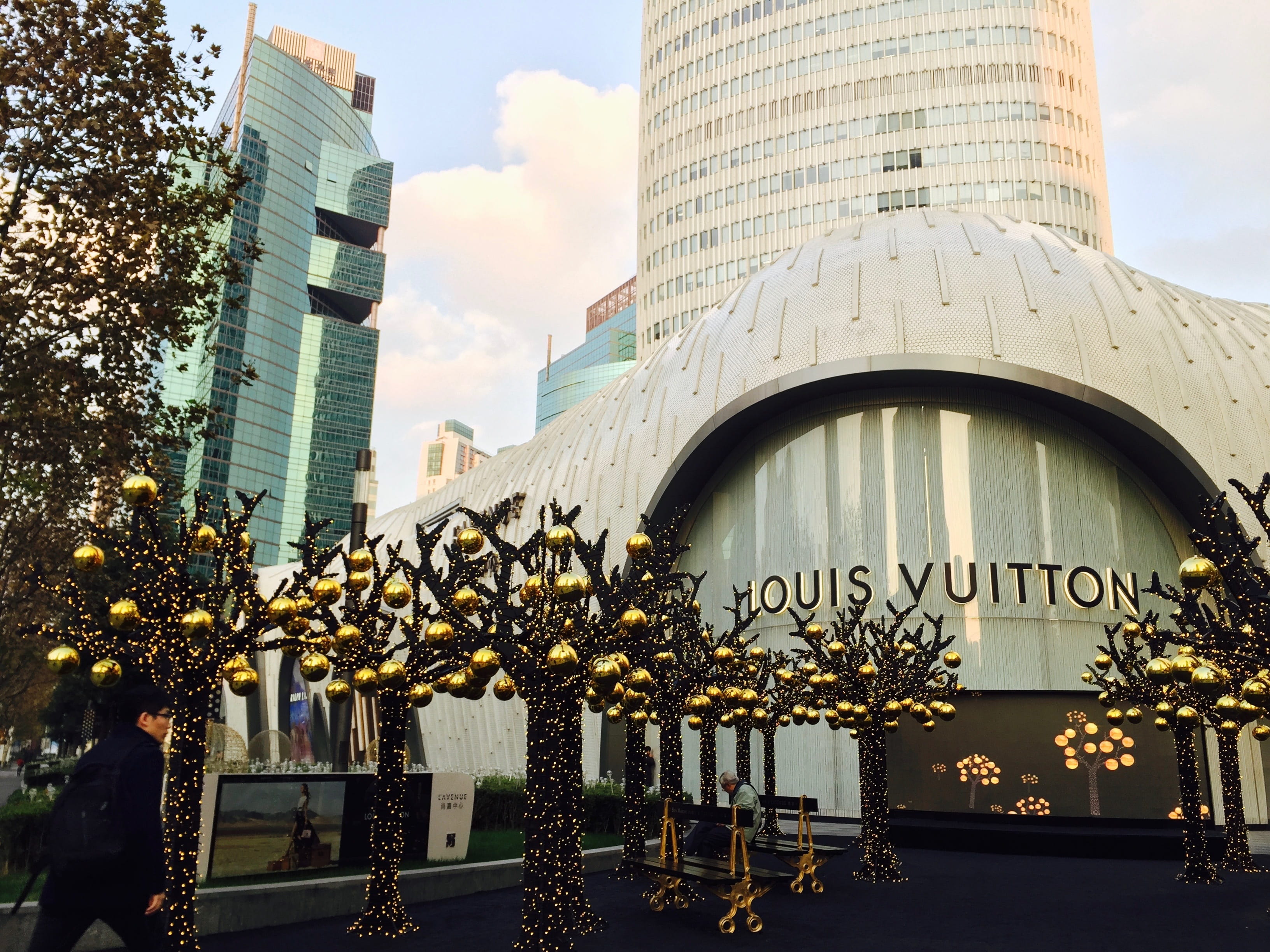 christmas, 2K, decoration, office building exterior, building exterior, lv, plant, outdoors, city life, tree, tower, built structure, street mall, shanghai, HD Wallpaper