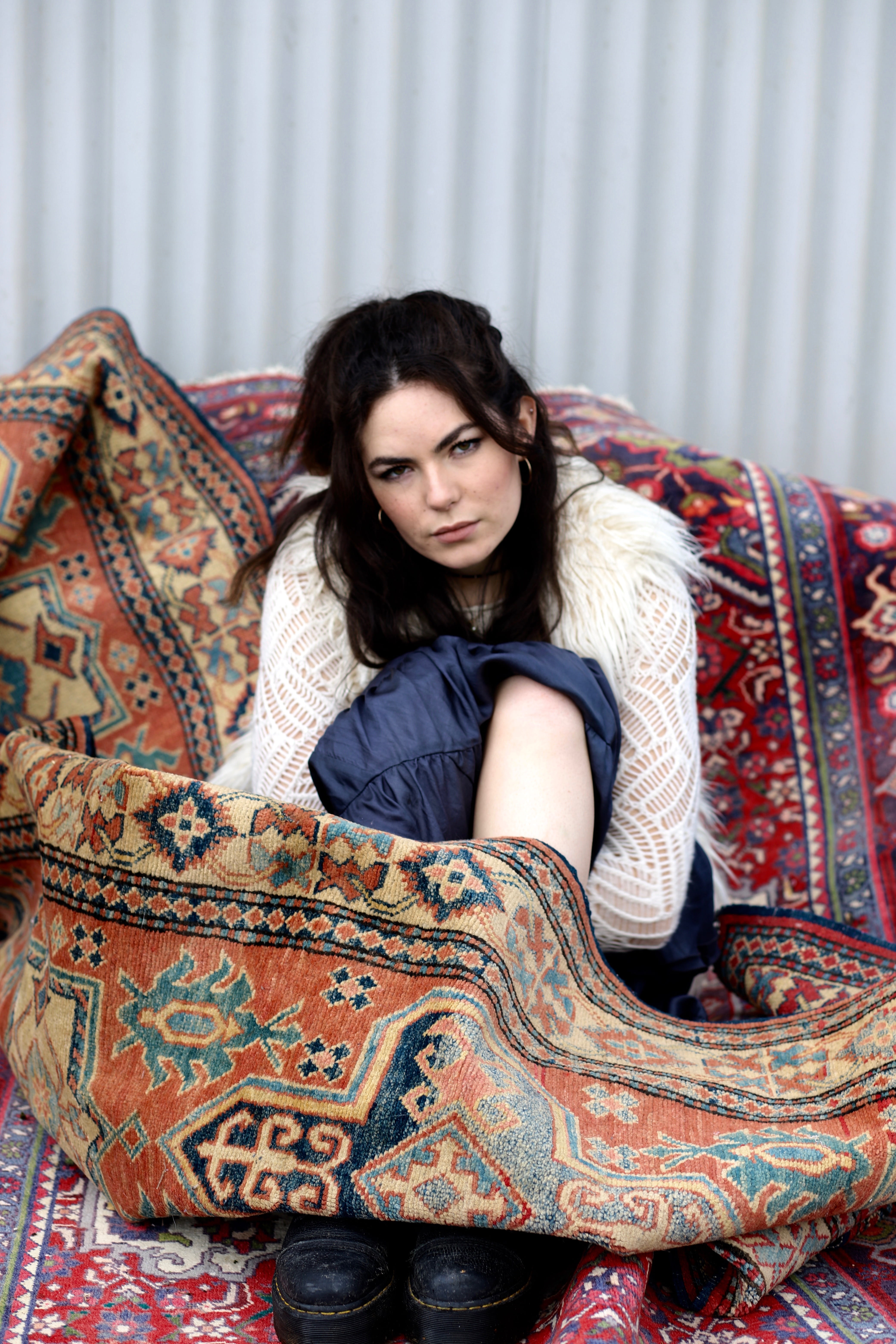 beautiful woman, women, beauty, handbag, young women, linen, long hair, pattern, couch, home decor, hair, person, purse, contemplation, cushion, adult, Phone HD Wallpaper