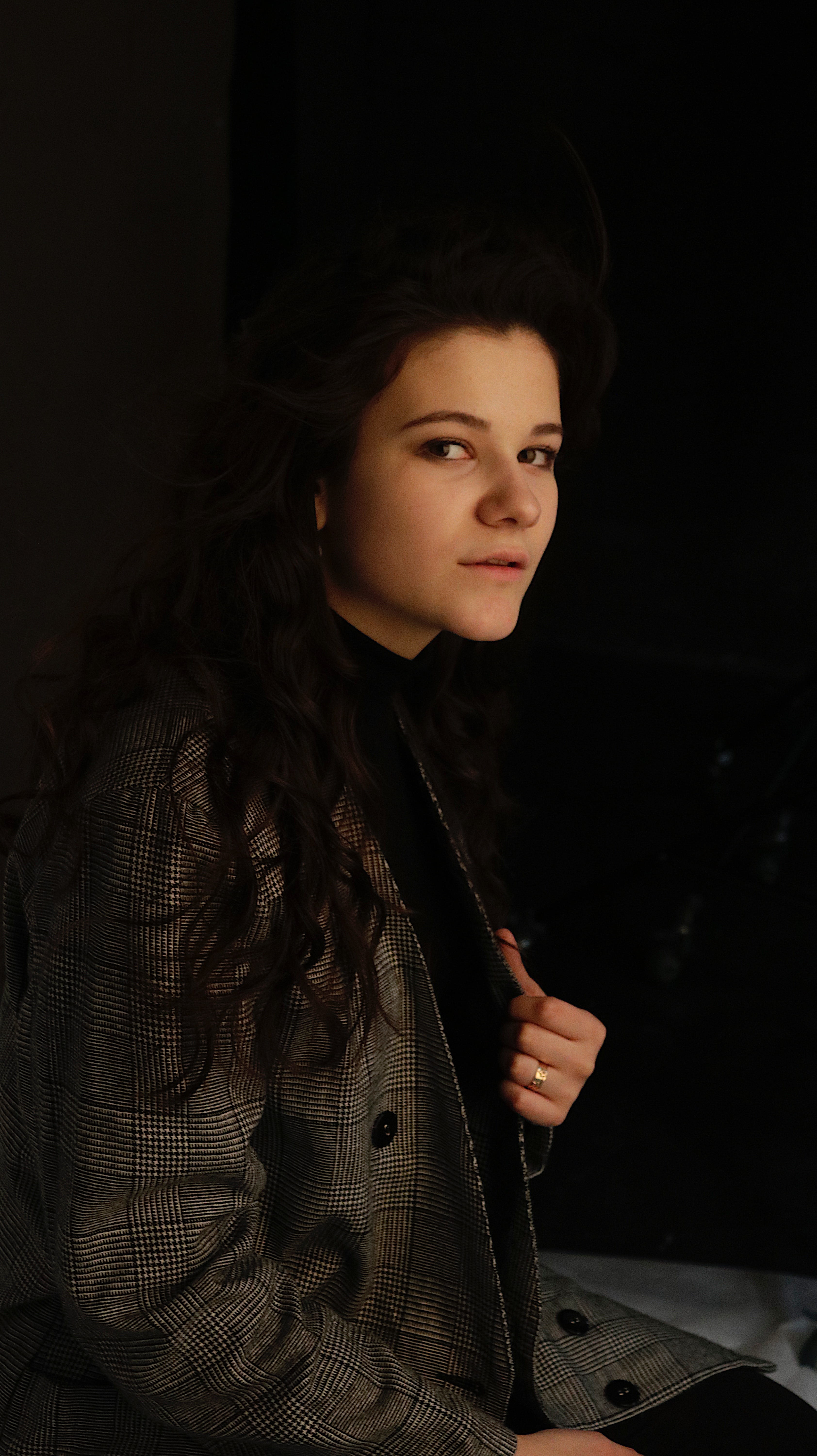 casual clothing, teenager, indoors, person, human, tire, night life, portrait, blazer, handbag, real people, looking at camera, waist up, hairstyle, clothing, Phone HD Wallpaper
