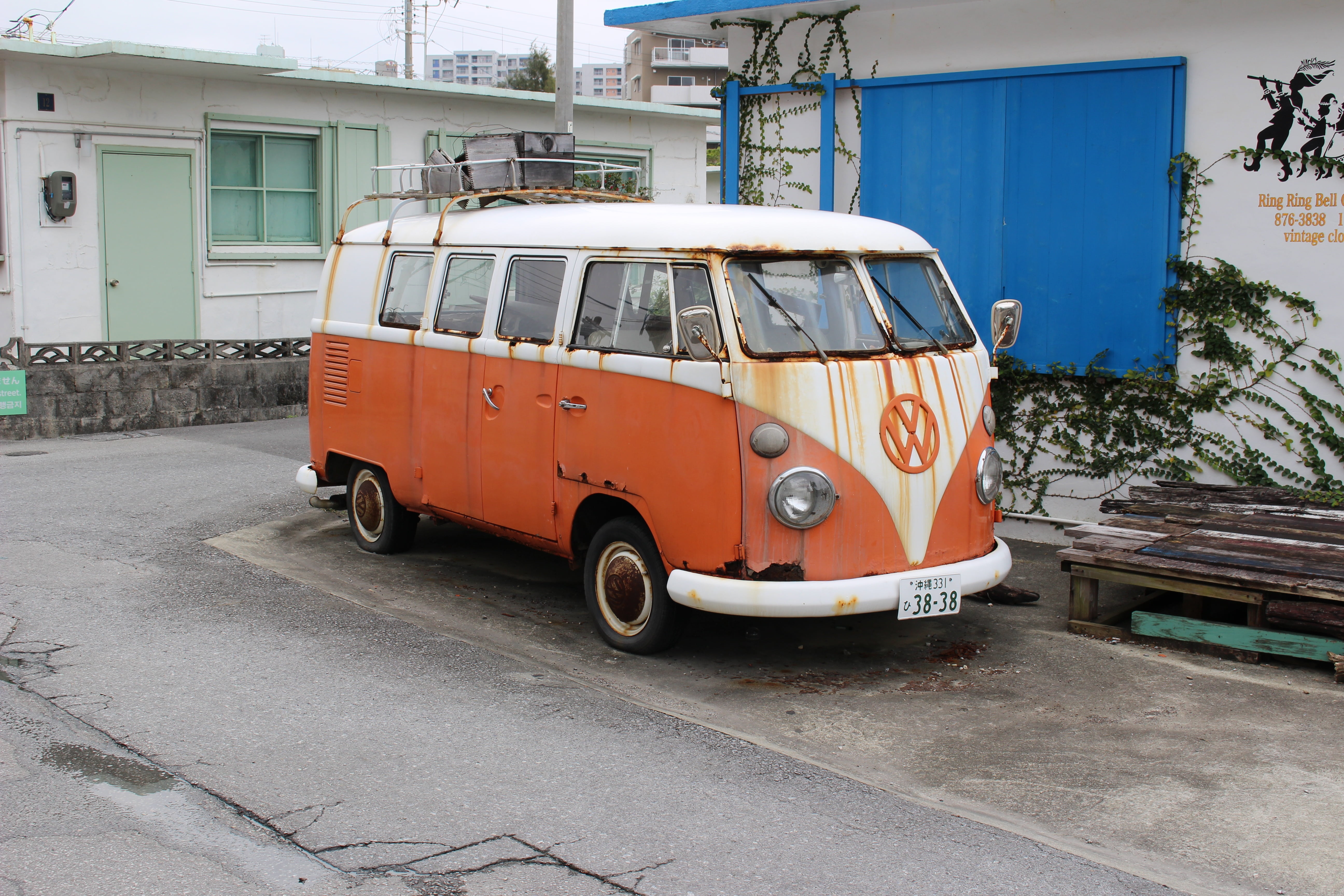 car, abandoned, architecture, stationary, street, damaged, motor vehicle, 5K, land vehicle, built structure, day, city, parking, okinawa prefecture, road, HD Wallpaper