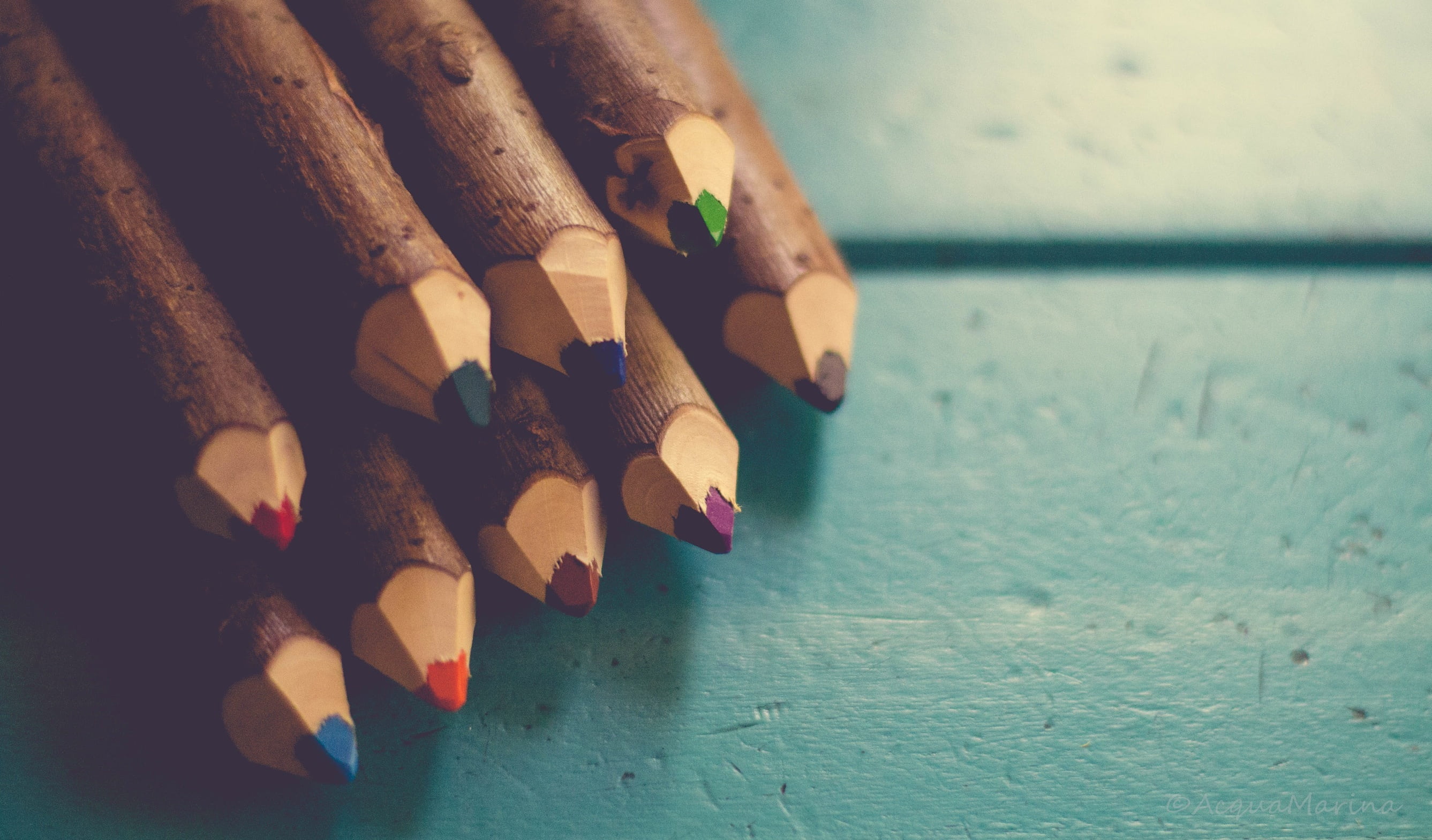 close-up, 2K, color, assortment, elementary, natural, large group of objects, table, high angle view, kindergarten, day, outdoors, wood, pencils, drawing, HD Wallpaper