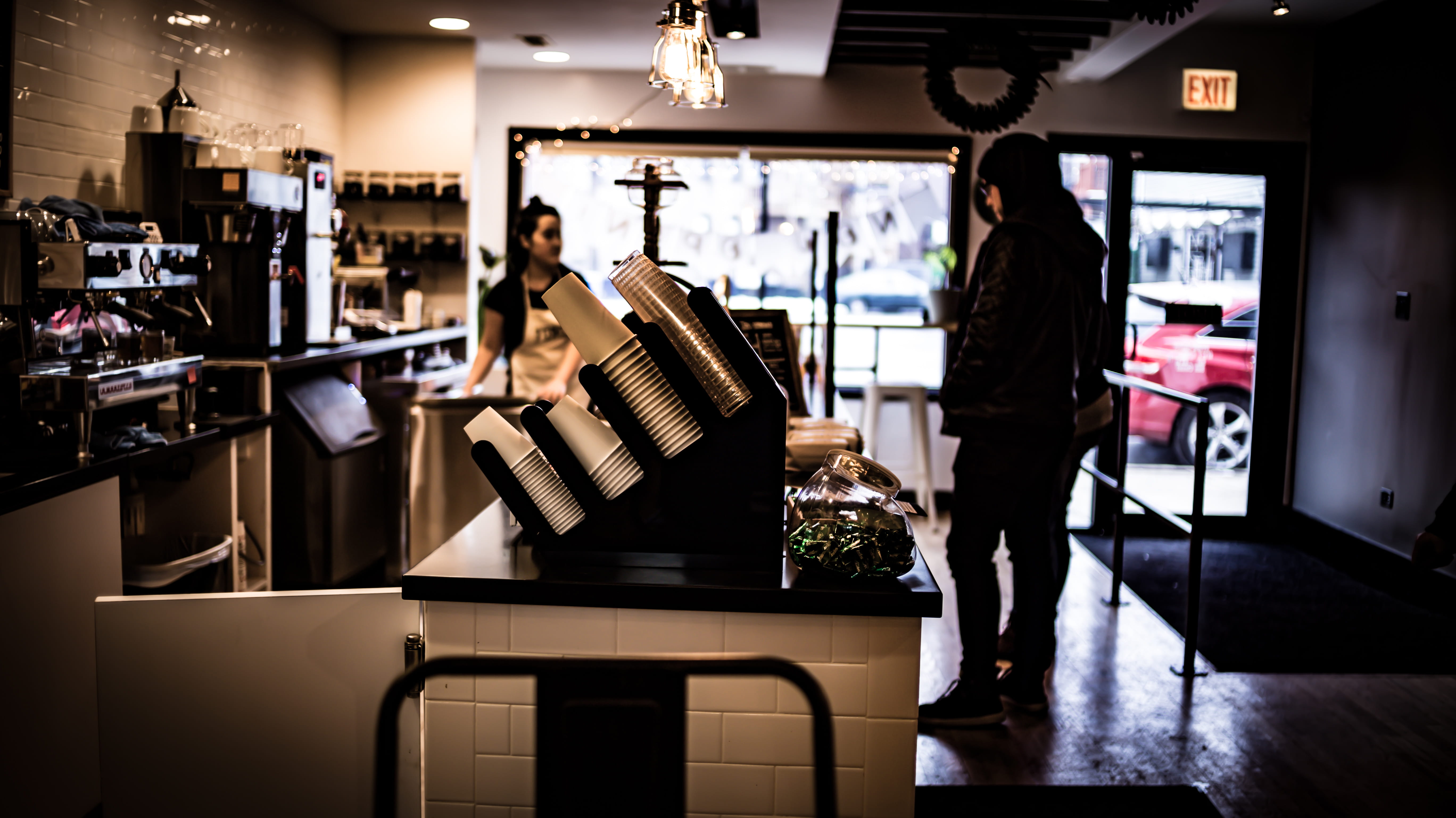 indoors, vendor, person, walking, real people, lifestyles, clothing, store, united states, day, chicago, focus on foreground, occupation, urban, coffee, HD Wallpaper