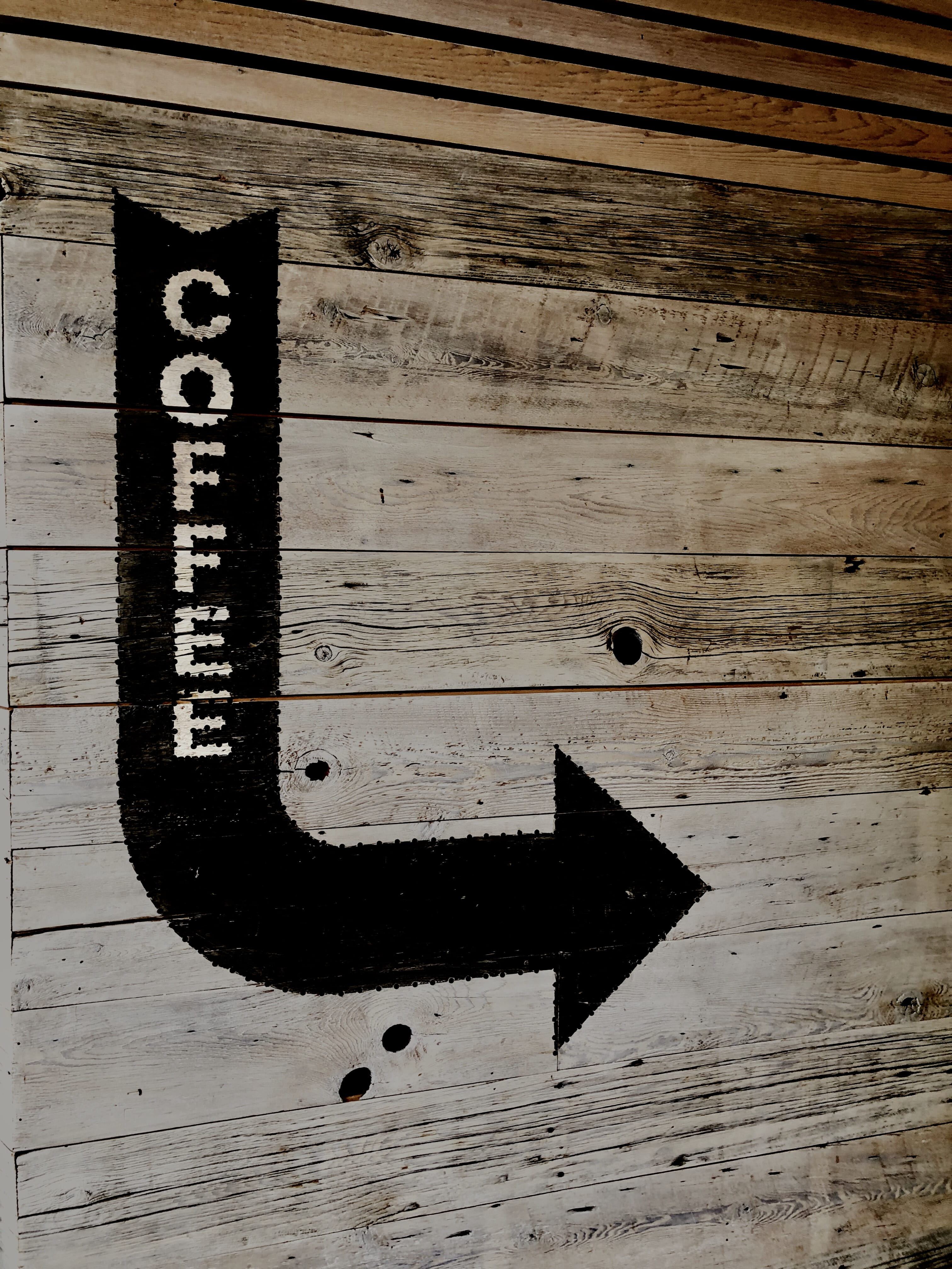 text, western script, no people, full frame, number, communication, wall - building feature, signage, sign, wooden wall, metal, arrow, 4K, outdoors, coffee shop, Phone HD Wallpaper