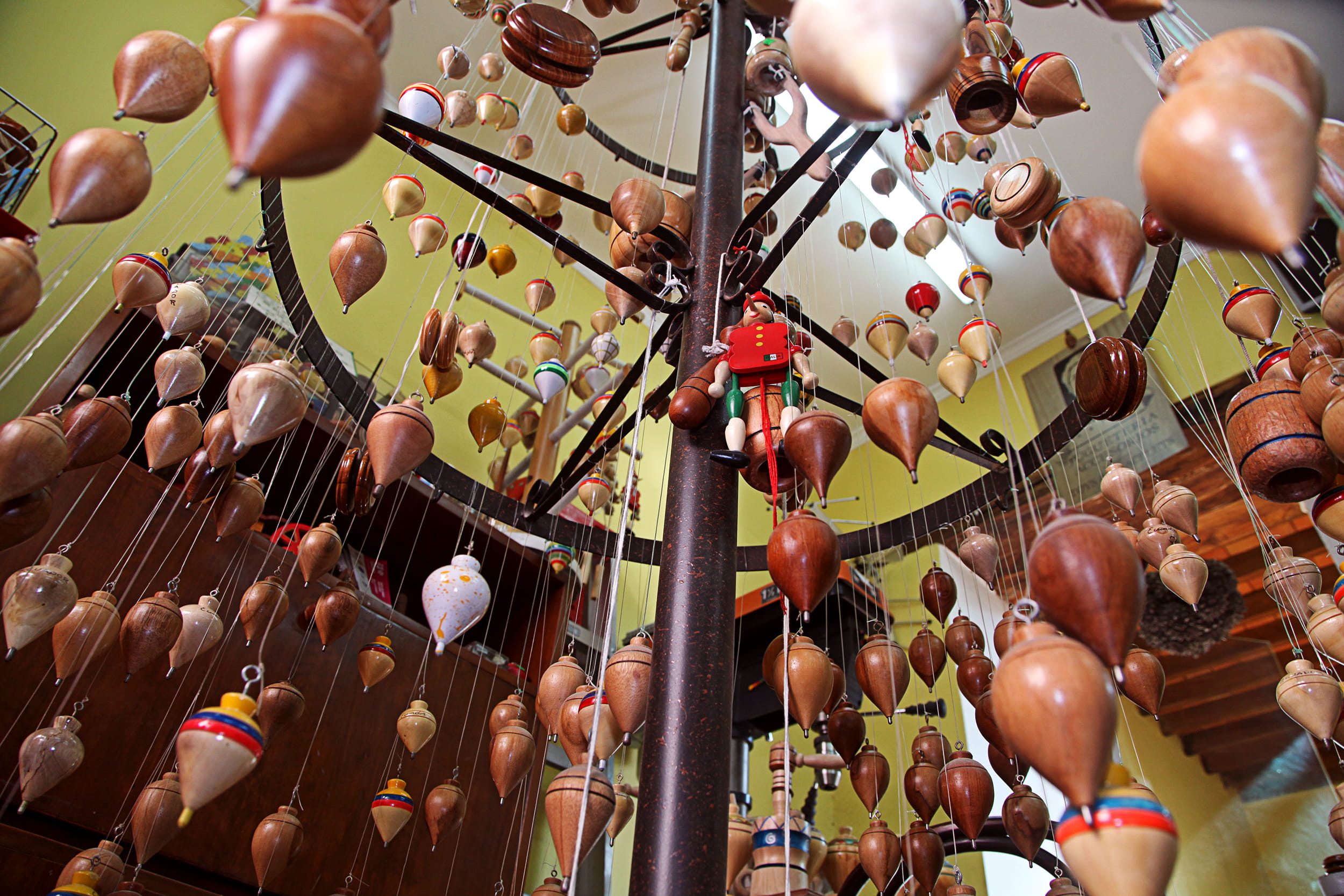 hanging, variation, crowd, kindergarden, retail, low angle view, tourism, child, real people, 1080P, arts culture and entertainment, trompo, toys, indoors, HD Wallpaper