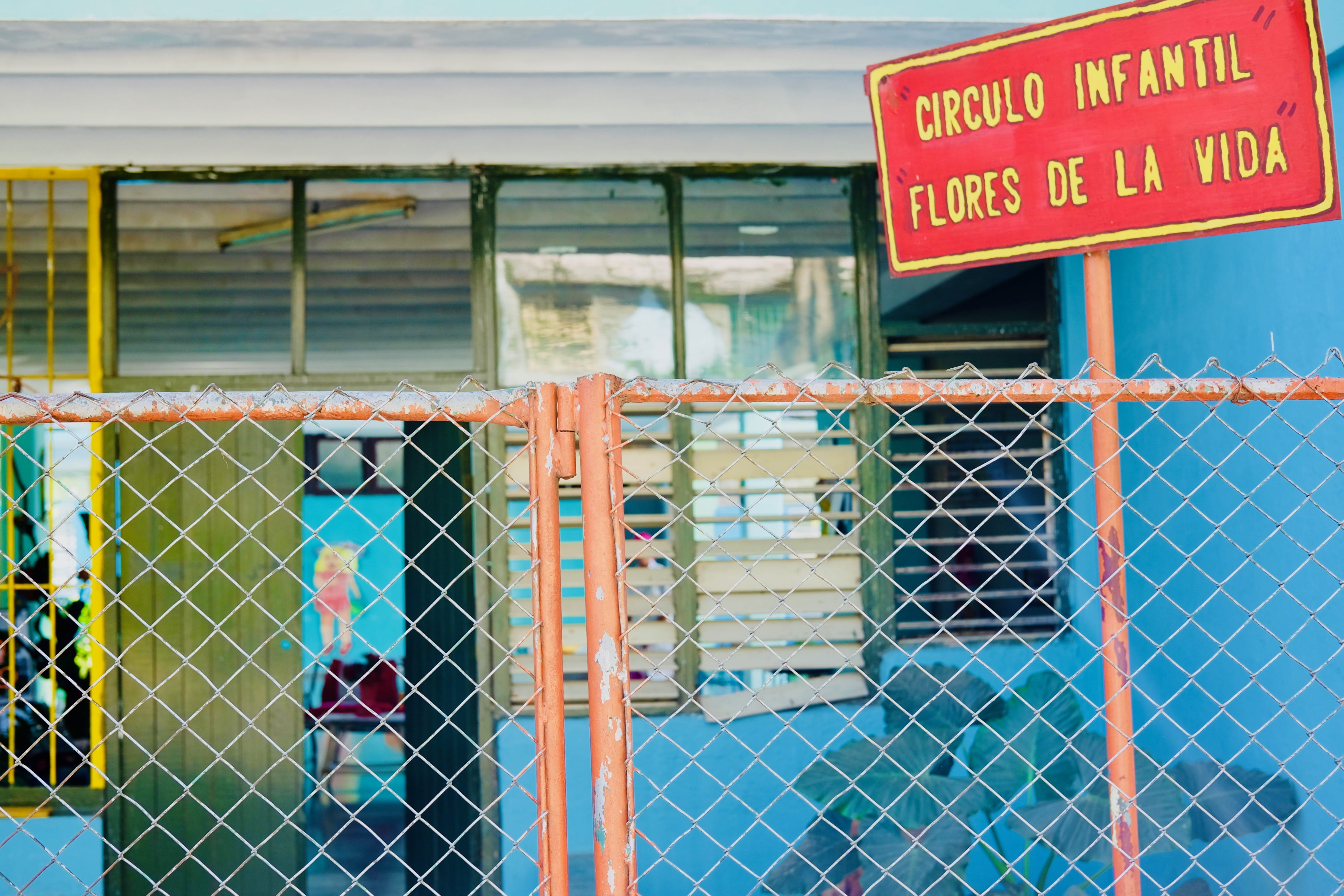 barrier, habana, building, metal, building exterior, sign, school, shop, circulo infantil, boundary, childhood, chainlink fence, beside, 4K, safety, focus on foreground, HD Wallpaper