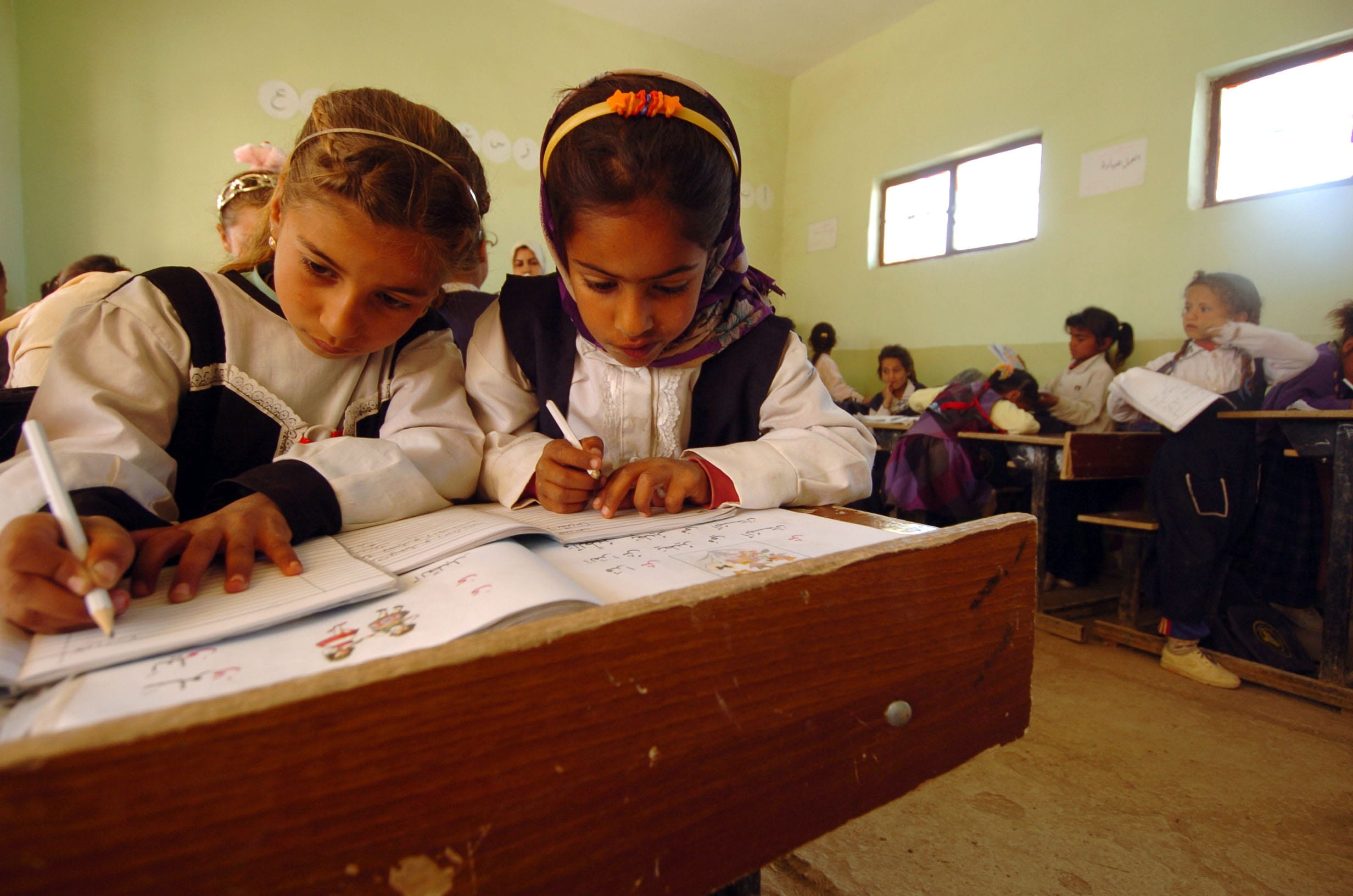 writing, looking, real people, girl, table, education, pre-adolescent child, adolescence, boys, childhood, teenager, group of people, classroom, 1080P, HD Wallpaper