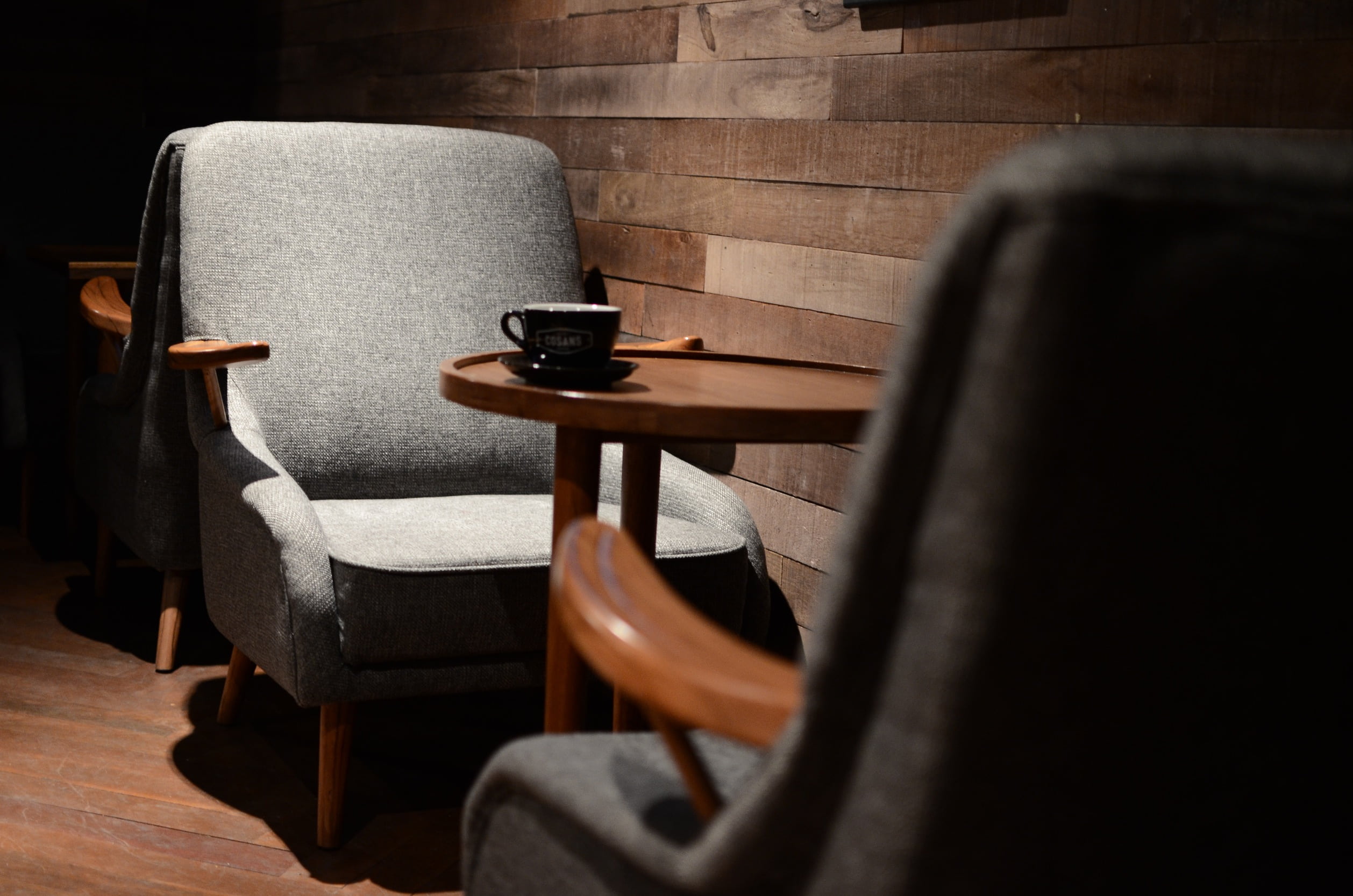 chairs, tables, home interior, table, ceramic, domestic room, sofa, living room, piano, wood - material, day, cafe, shadow, classical music, empty, sunlight, HD Wallpaper