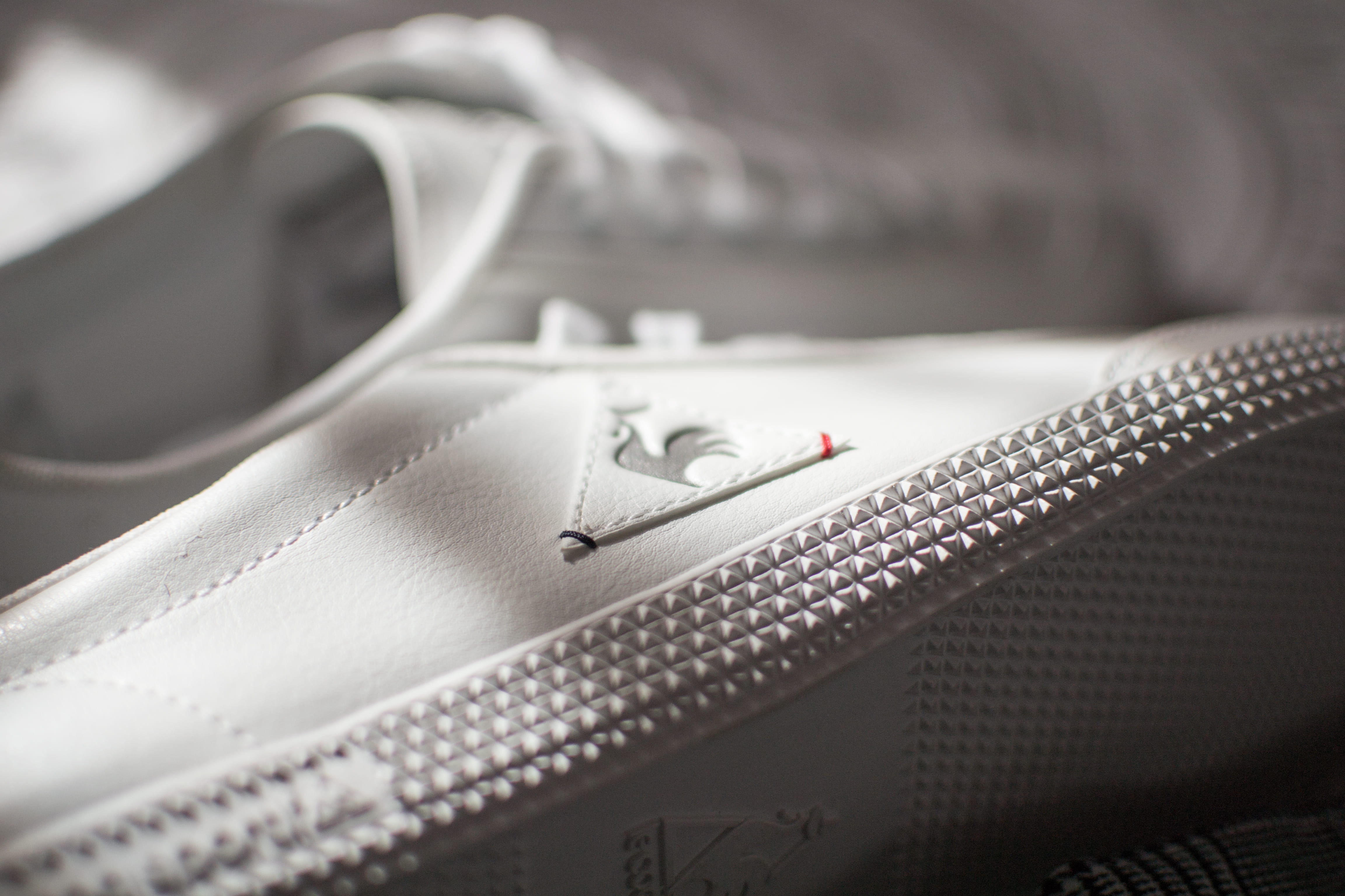 textile, focus on foreground, sharp, wheel, white, alloy wheel, machine, headset, south africa, electronics, zipper, table, fashion, running shoe, hypebeast, HD Wallpaper