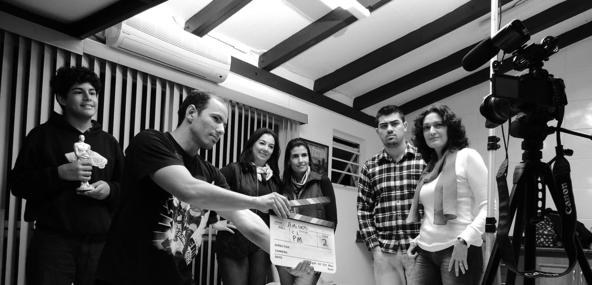 arts culture and entertainment, real people, tv, clappers, holding, fun, group of people, photo, corporate business, cinema, males, adult, camera, grayscale, HD Wallpaper