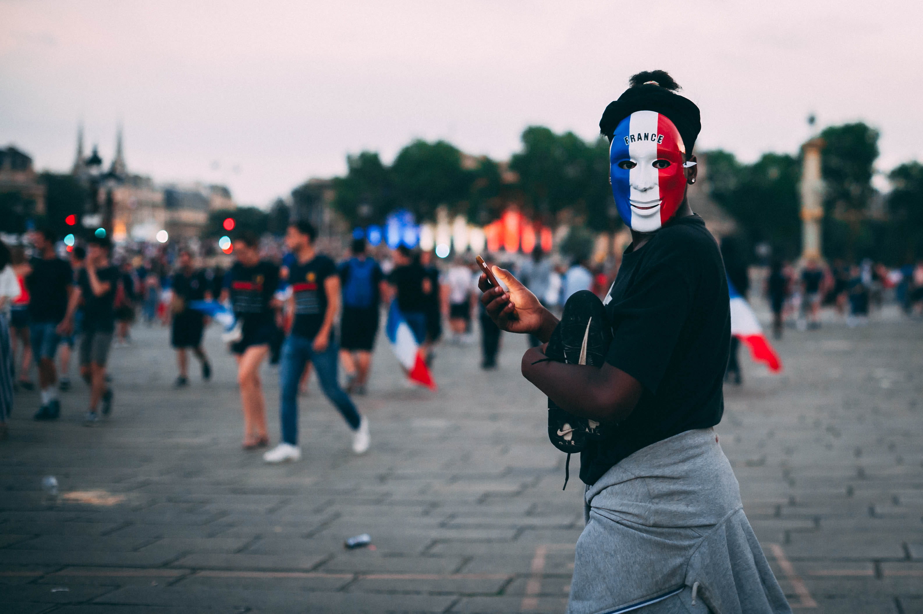 side view, street, crowd, men, selective, incidental people, adult, clown, festival, finger, human, focus on foreground, one person, focus, shorts, leisure activity, HD Wallpaper