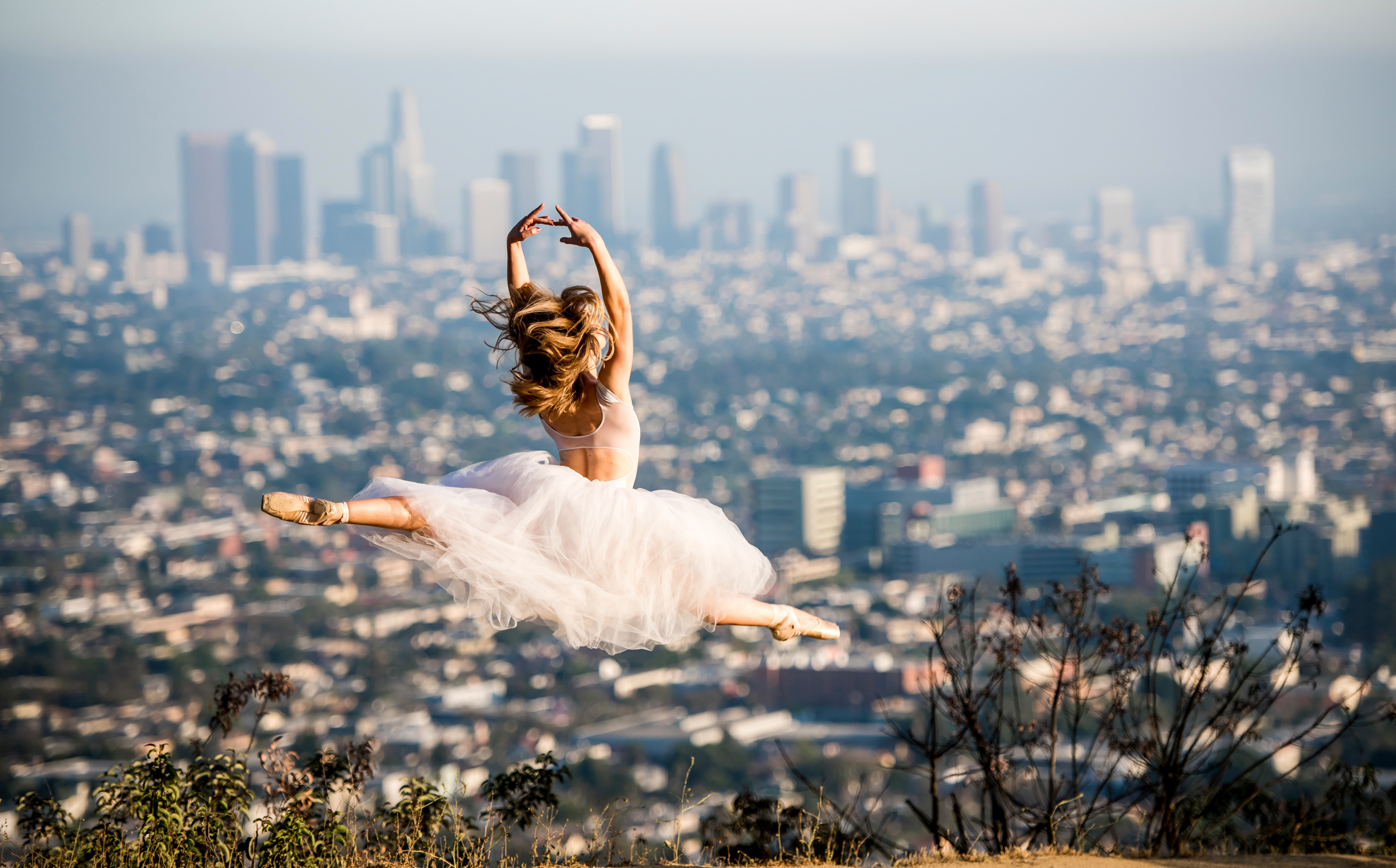 5K, tranquil Scene, outdoors, smiling, freedom, beautiful, balance, carefree, healthy Lifestyle, Pointe shoes, adult, architecture, cityscape, ballet, HD Wallpaper