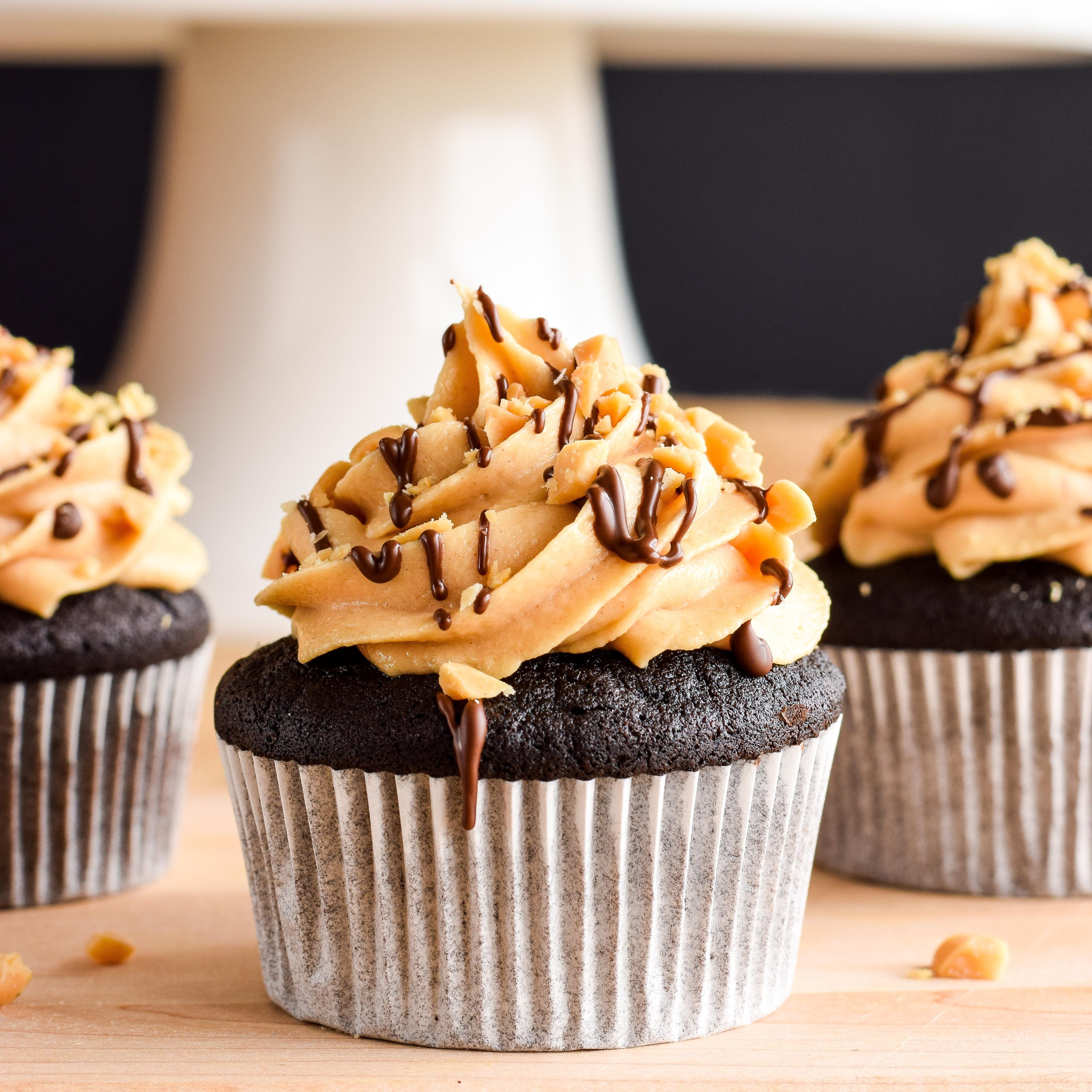 indulgence, chocolate, food and drink, cupcakes, 4K, cupcake holder, unhealthy eating, temptation, selective, food, focus on foreground, cup, freshness, Phone HD Wallpaper
