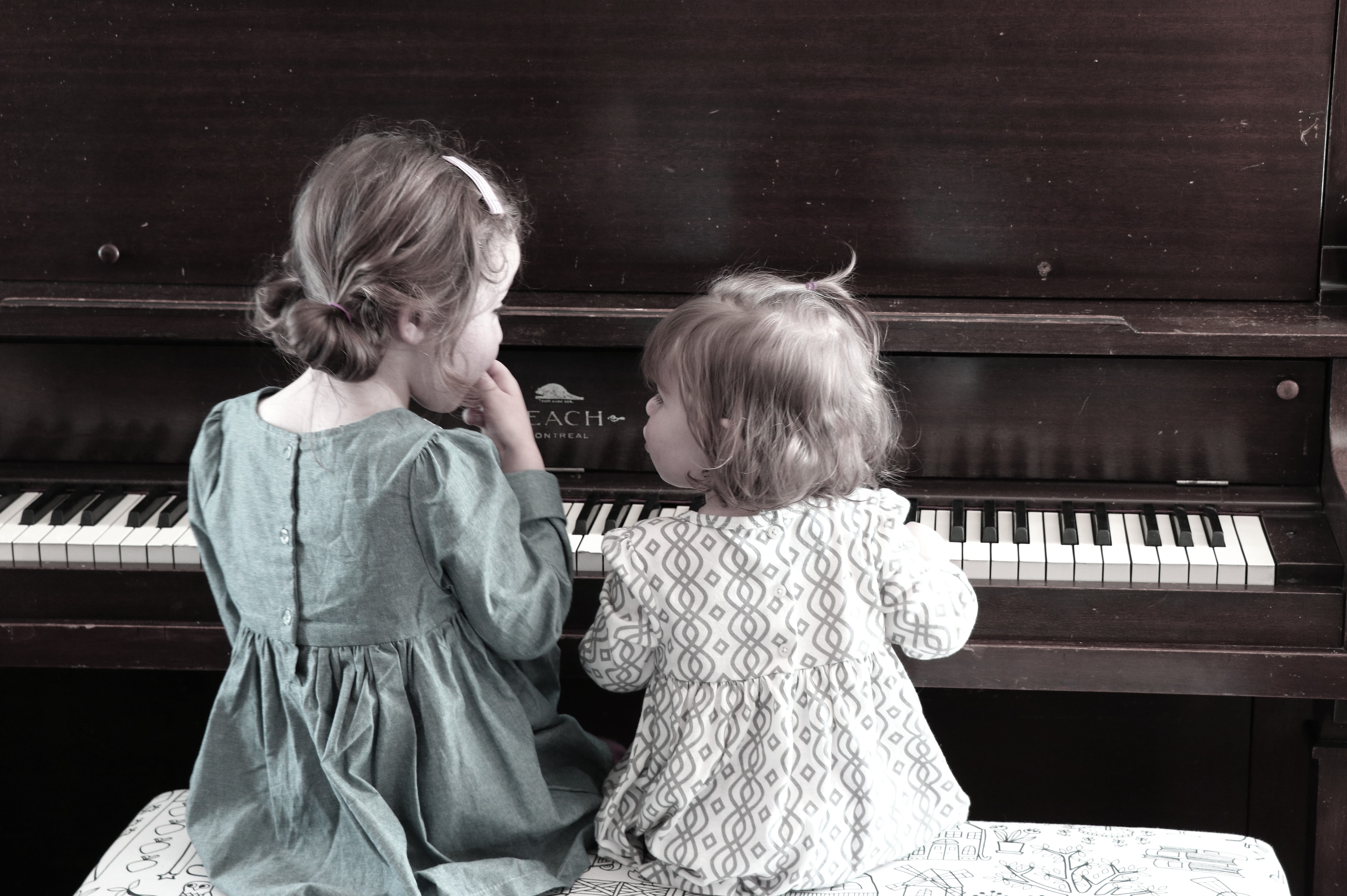 bonding, innocence, music, sister, musical instrument, two people, sitting, piano key, lifestyles, 5K, women, girls, indoors, casual clothing, rear view, HD Wallpaper