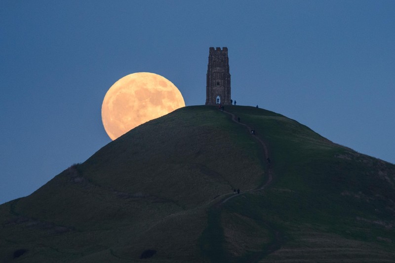 nature, landscape, Moon, moonlight, Super Blood Moon, night, tower, ruin, hill, England, clear sky, people